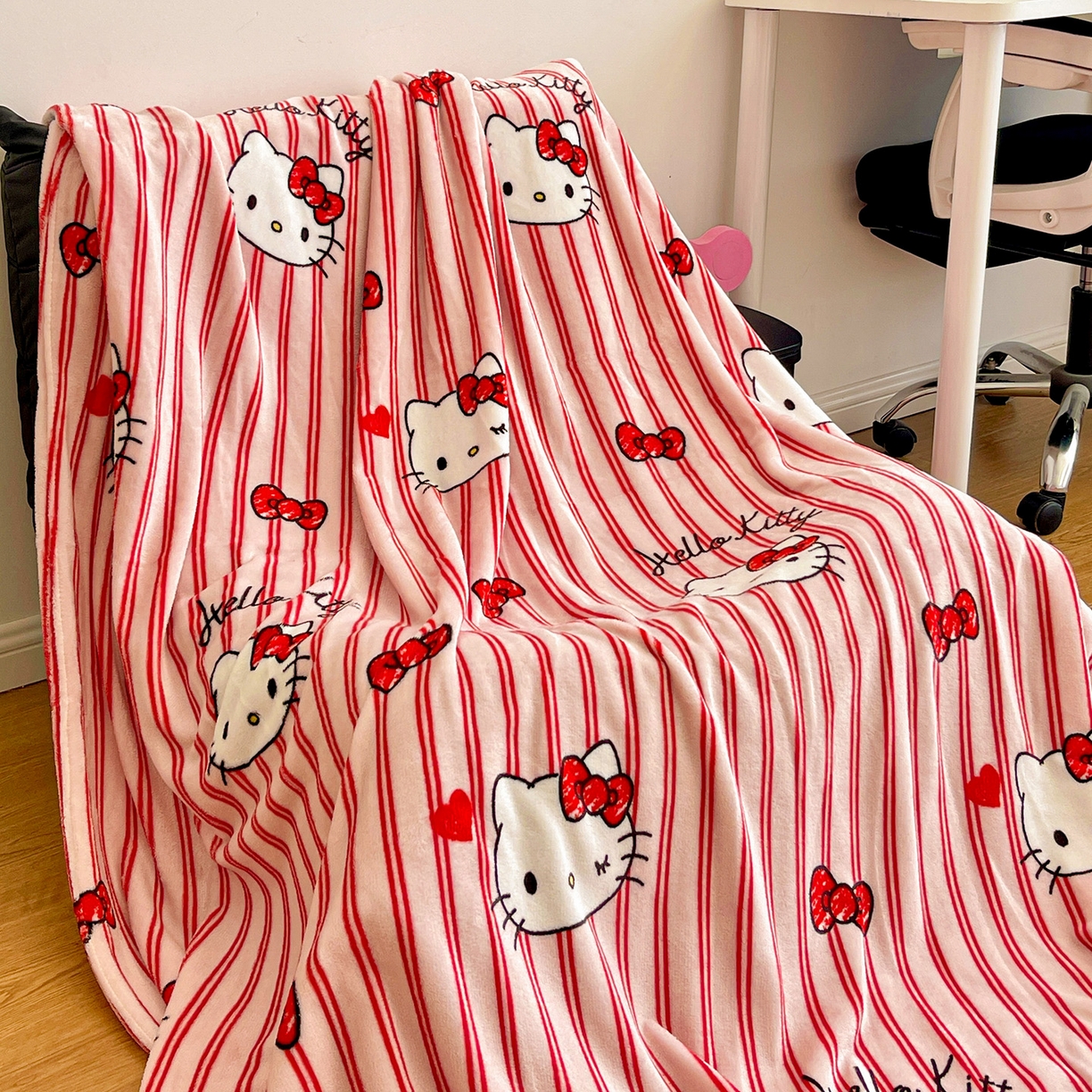 91家纺网 家纺一手货源 找家纺 耀悦家纺2025新款正版授权三丽鸥高克重卡通牛奶绒毛毯多功能毯子盖毯 Hello Kitty红条纹