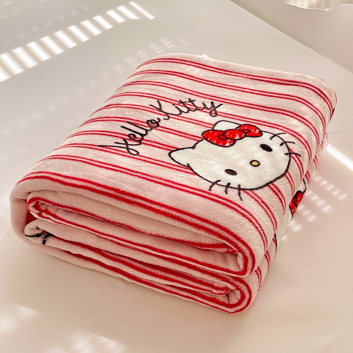 耀悦家纺2025新款正版授权三丽鸥高克重卡通牛奶绒毛毯多功能毯子盖毯 Hello Kitty红条纹