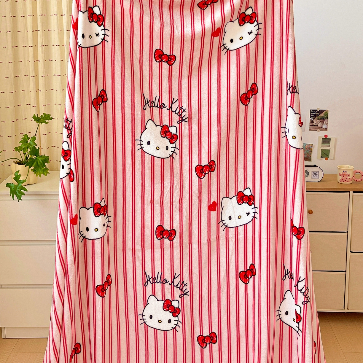 91家纺网 家纺一手货源 找家纺 耀悦家纺2025新款正版授权三丽鸥高克重卡通牛奶绒毛毯多功能毯子盖毯 Hello Kitty红条纹