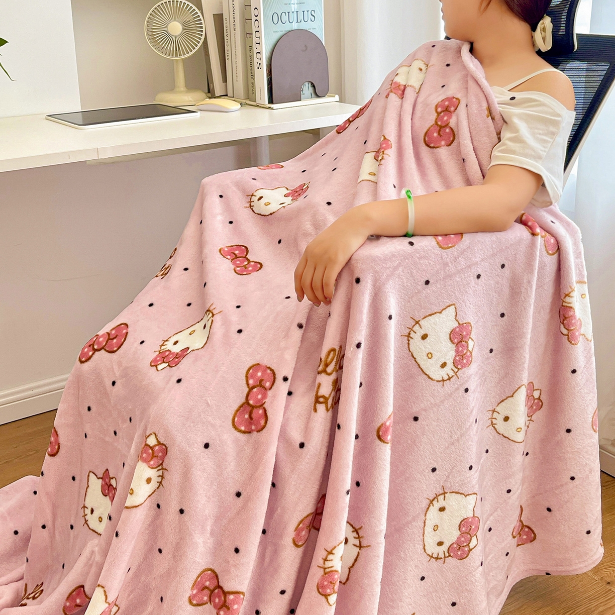 91家纺网 家纺一手货源 找家纺 耀悦家纺2025新款正版授权三丽鸥高克重卡通牛奶绒毛毯多功能毯子盖毯 Hello Kitty蝴蝶结