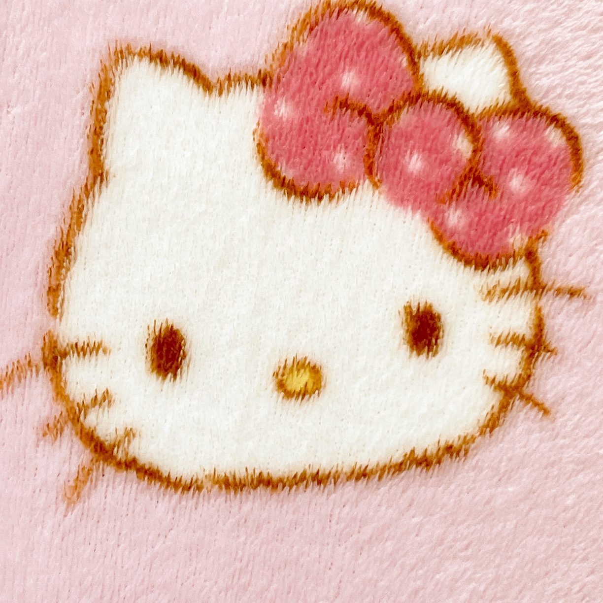 91家纺网 家纺一手货源 找家纺 耀悦家纺2025新款正版授权三丽鸥高克重卡通牛奶绒毛毯多功能毯子盖毯 Hello Kitty蝴蝶结