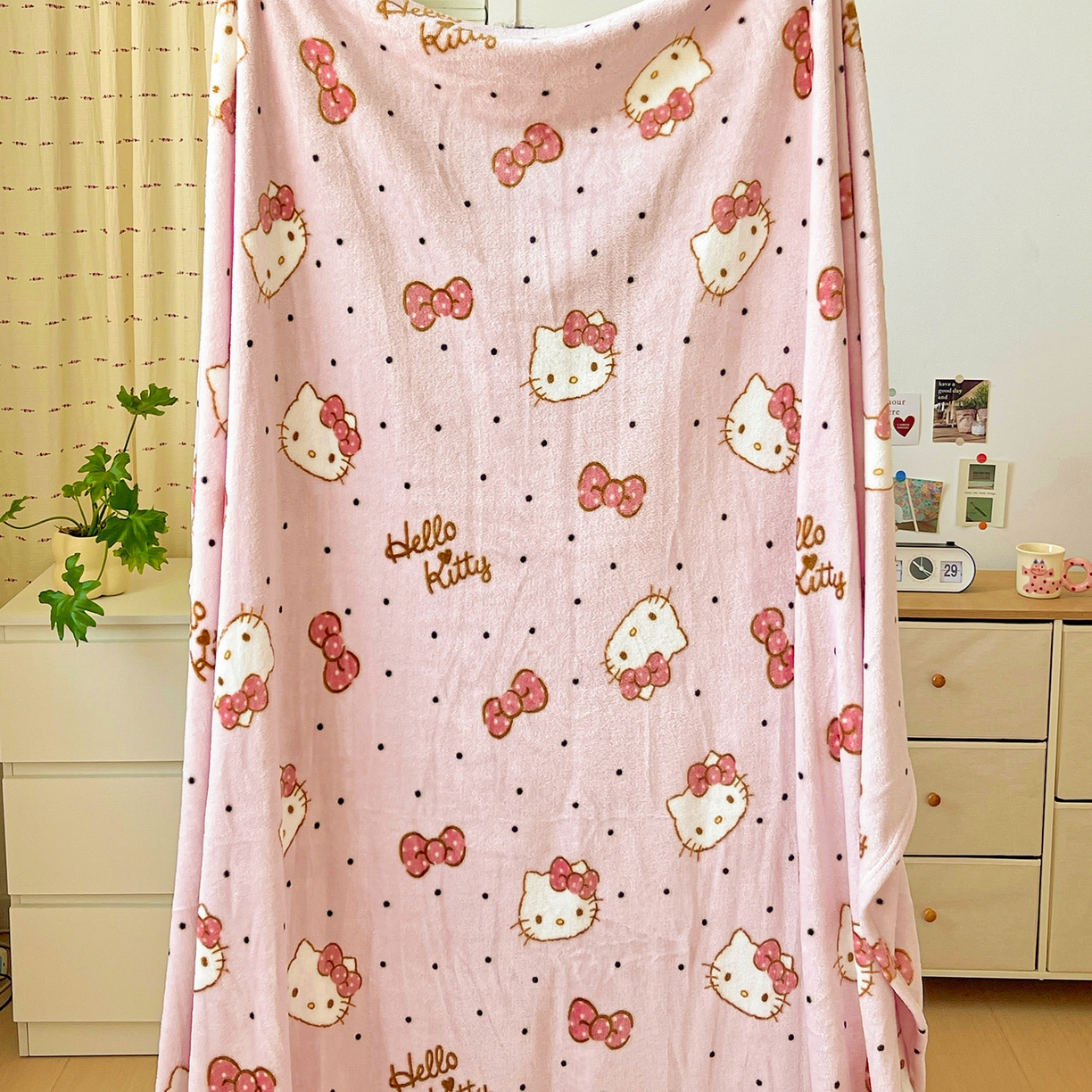 91家纺网 家纺一手货源 找家纺 耀悦家纺2025新款正版授权三丽鸥高克重卡通牛奶绒毛毯多功能毯子盖毯 Hello Kitty蝴蝶结