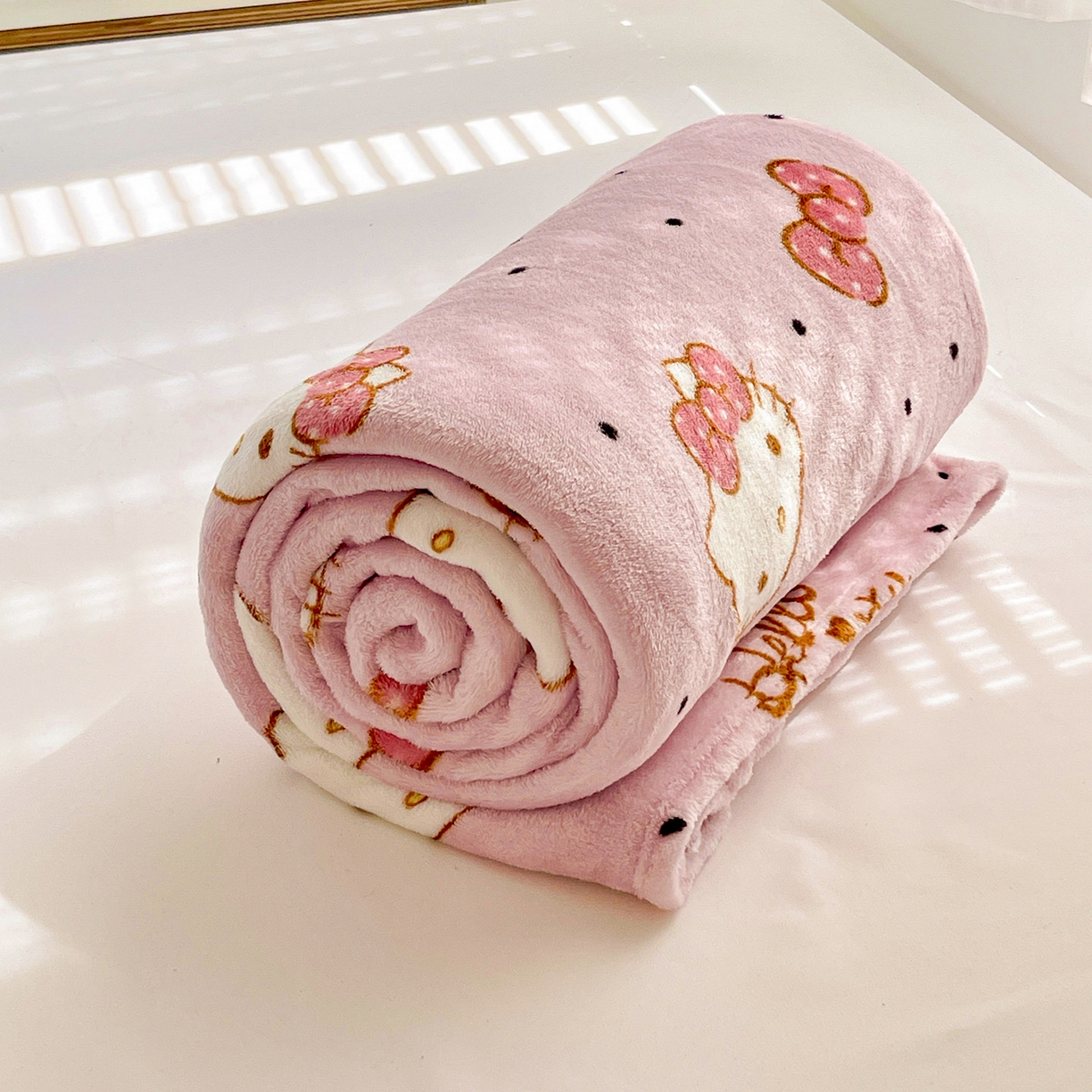 91家纺网 家纺一手货源 找家纺 耀悦家纺2025新款正版授权三丽鸥高克重卡通牛奶绒毛毯多功能毯子盖毯 Hello Kitty蝴蝶结