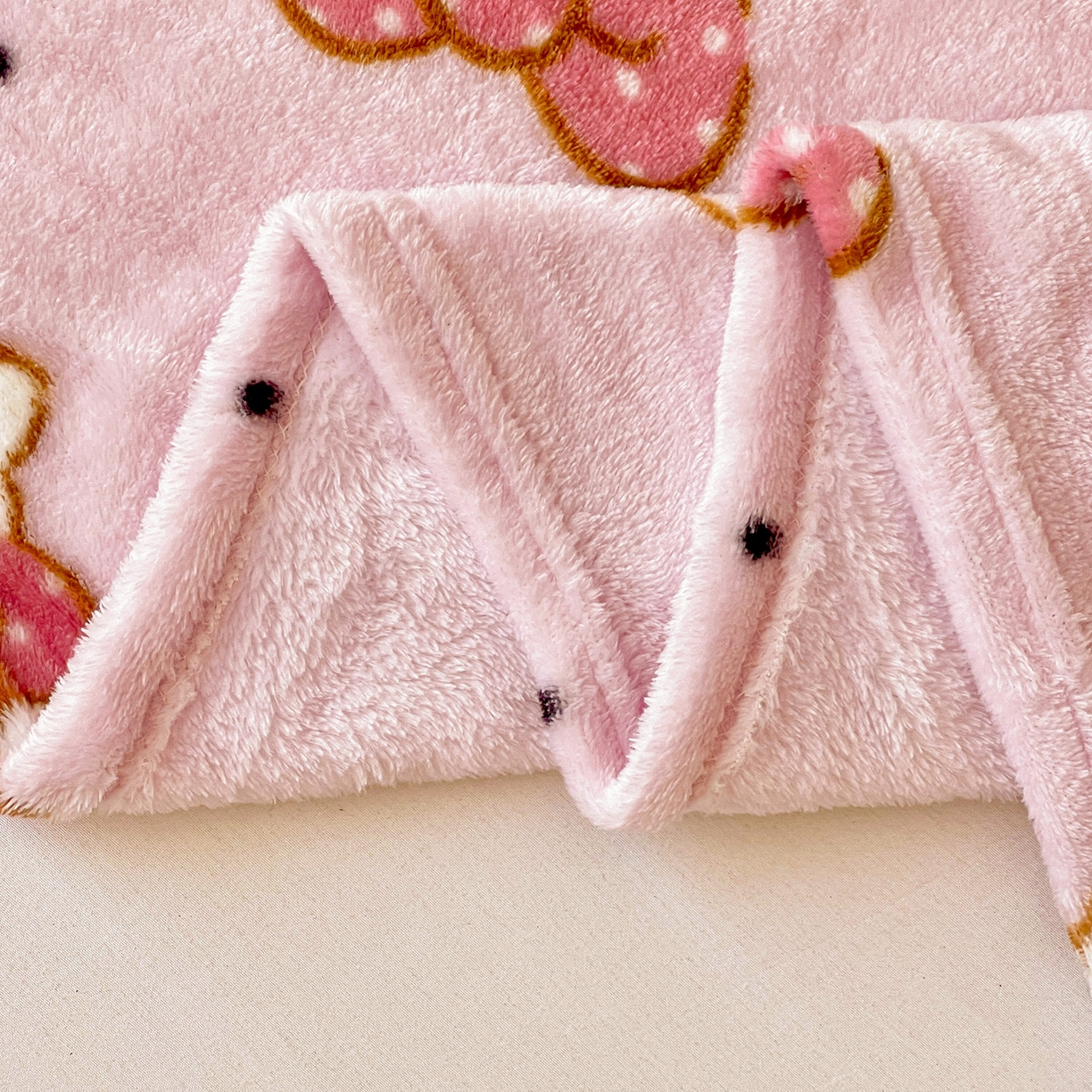 91家纺网 家纺一手货源 找家纺 耀悦家纺2025新款正版授权三丽鸥高克重卡通牛奶绒毛毯多功能毯子盖毯 Hello Kitty蝴蝶结