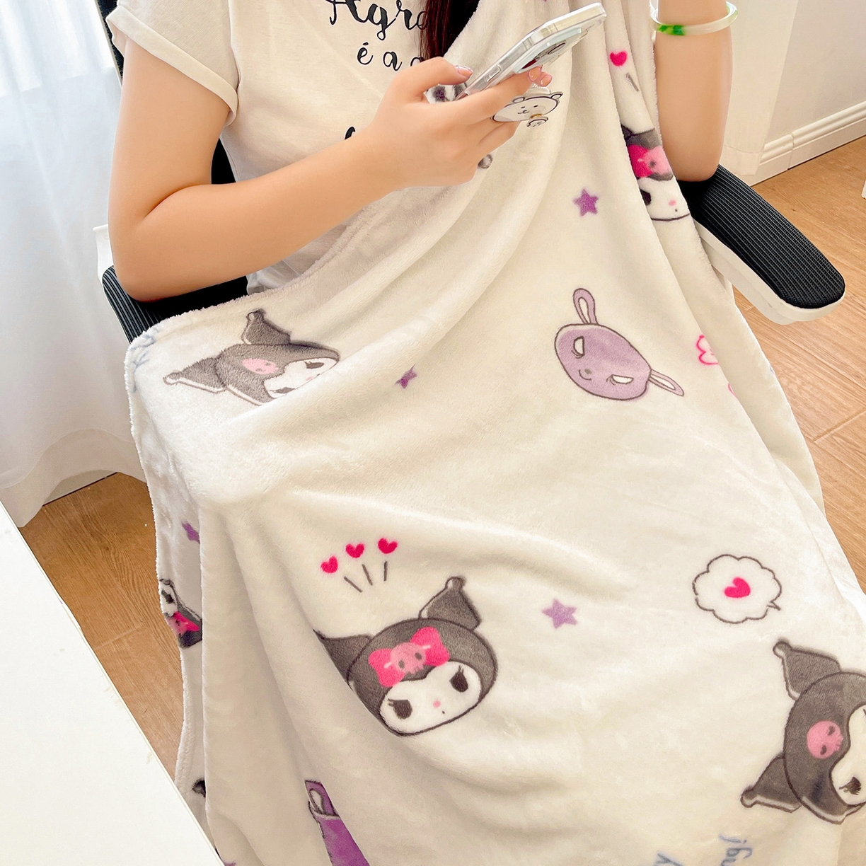 91家纺网 家纺一手货源 找家纺 耀悦家纺2025新款正版授权三丽鸥高克重卡通牛奶绒毛毯多功能毯子盖毯 快乐心情库洛米