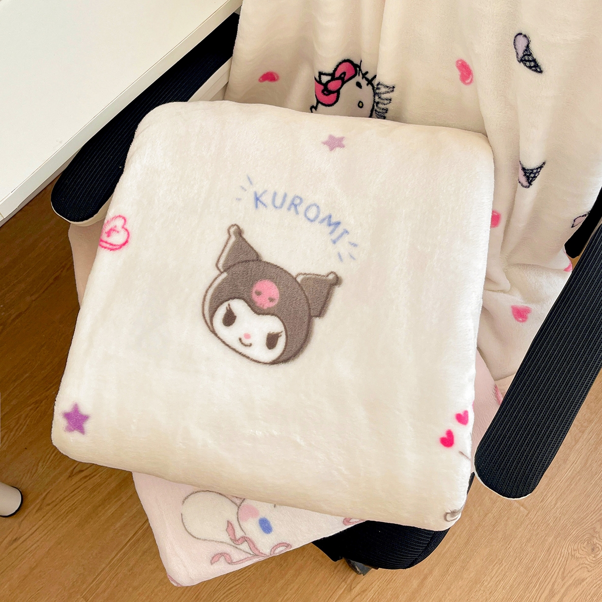 91家纺网 家纺一手货源 找家纺 耀悦家纺2025新款正版授权三丽鸥高克重卡通牛奶绒毛毯多功能毯子盖毯 快乐心情库洛米