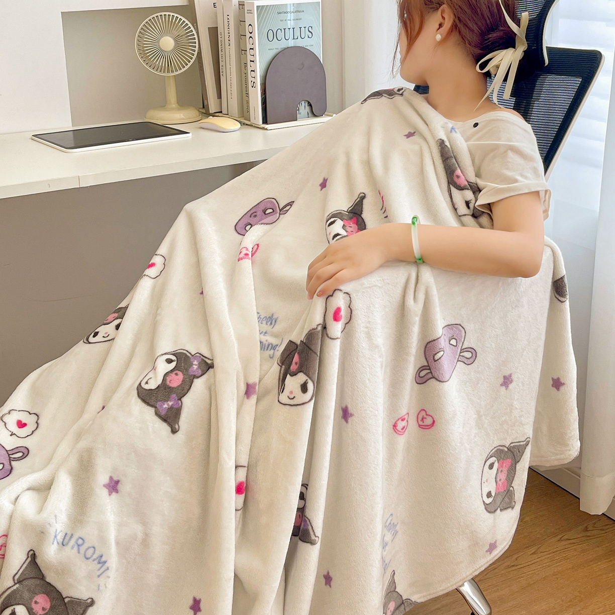 91家纺网 家纺一手货源 找家纺 耀悦家纺2025新款正版授权三丽鸥高克重卡通牛奶绒毛毯多功能毯子盖毯 快乐心情库洛米