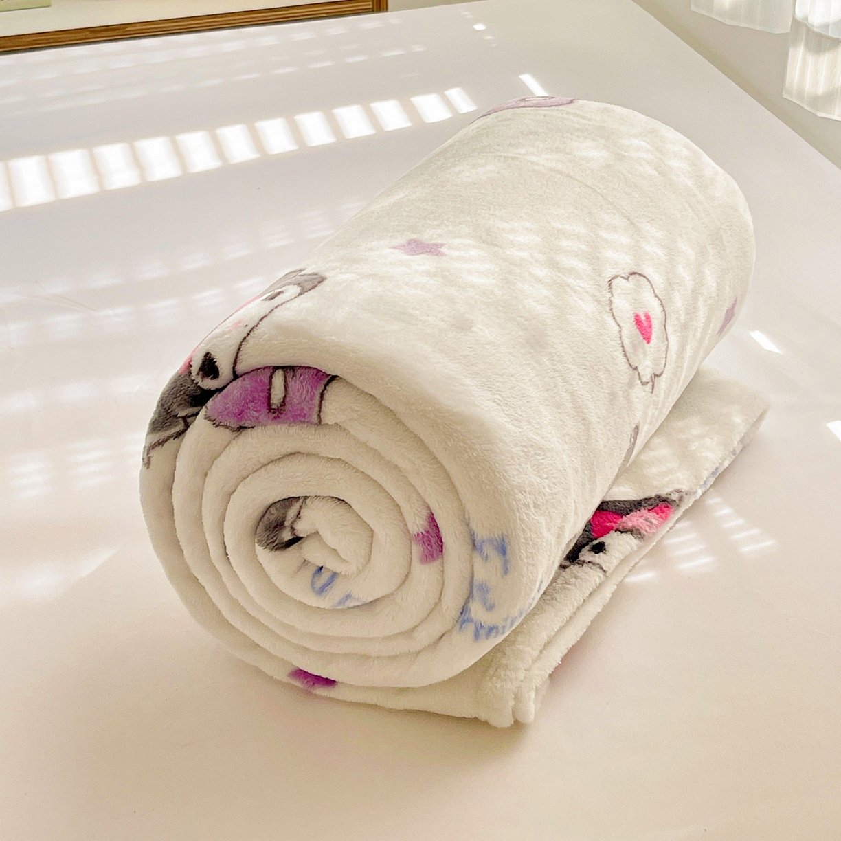 91家纺网 家纺一手货源 找家纺 耀悦家纺2025新款正版授权三丽鸥高克重卡通牛奶绒毛毯多功能毯子盖毯 快乐心情库洛米