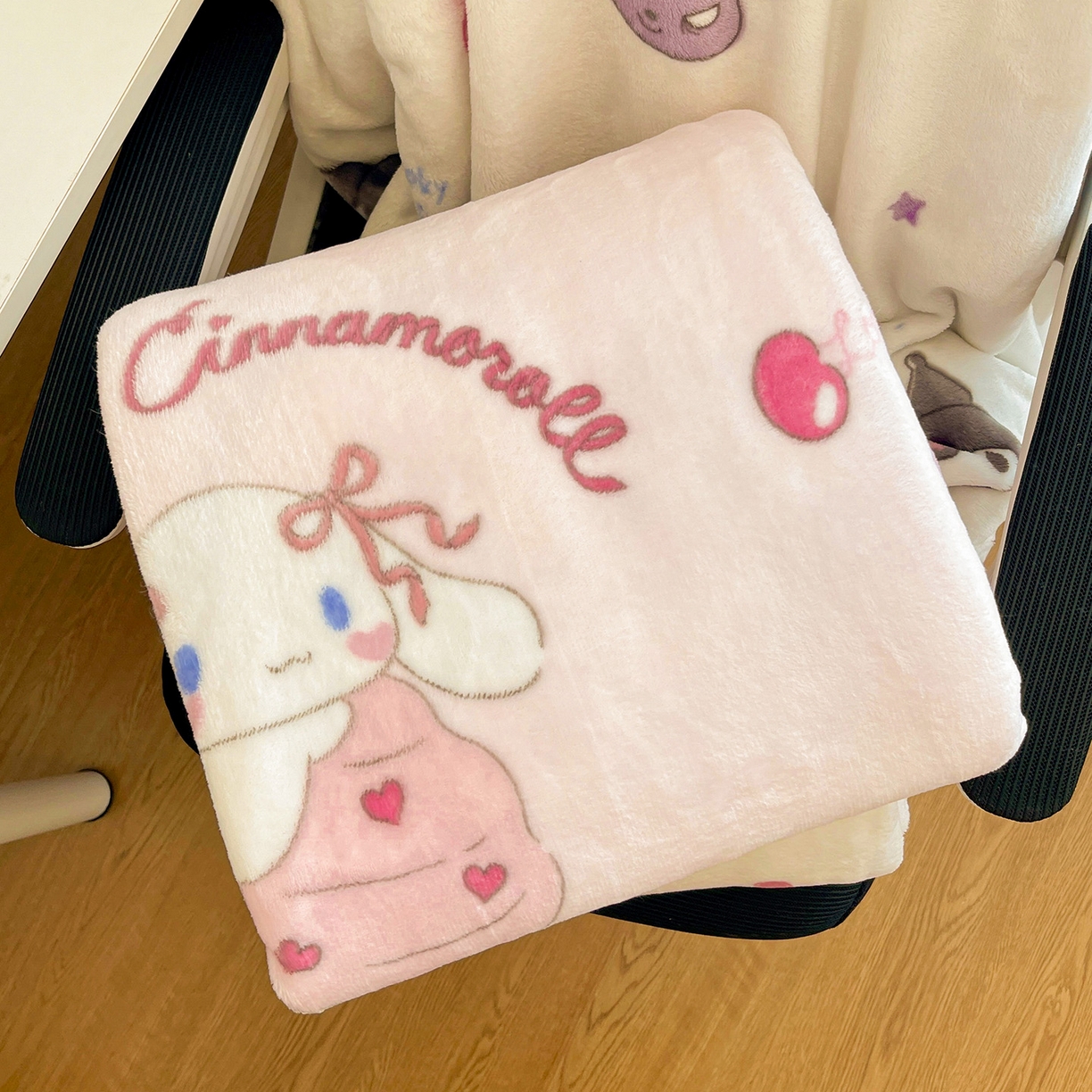 91家纺网 家纺一手货源 找家纺 耀悦家纺2025新款正版授权三丽鸥高克重卡通牛奶绒毛毯多功能毯子盖毯 樱桃蛋糕玉桂狗