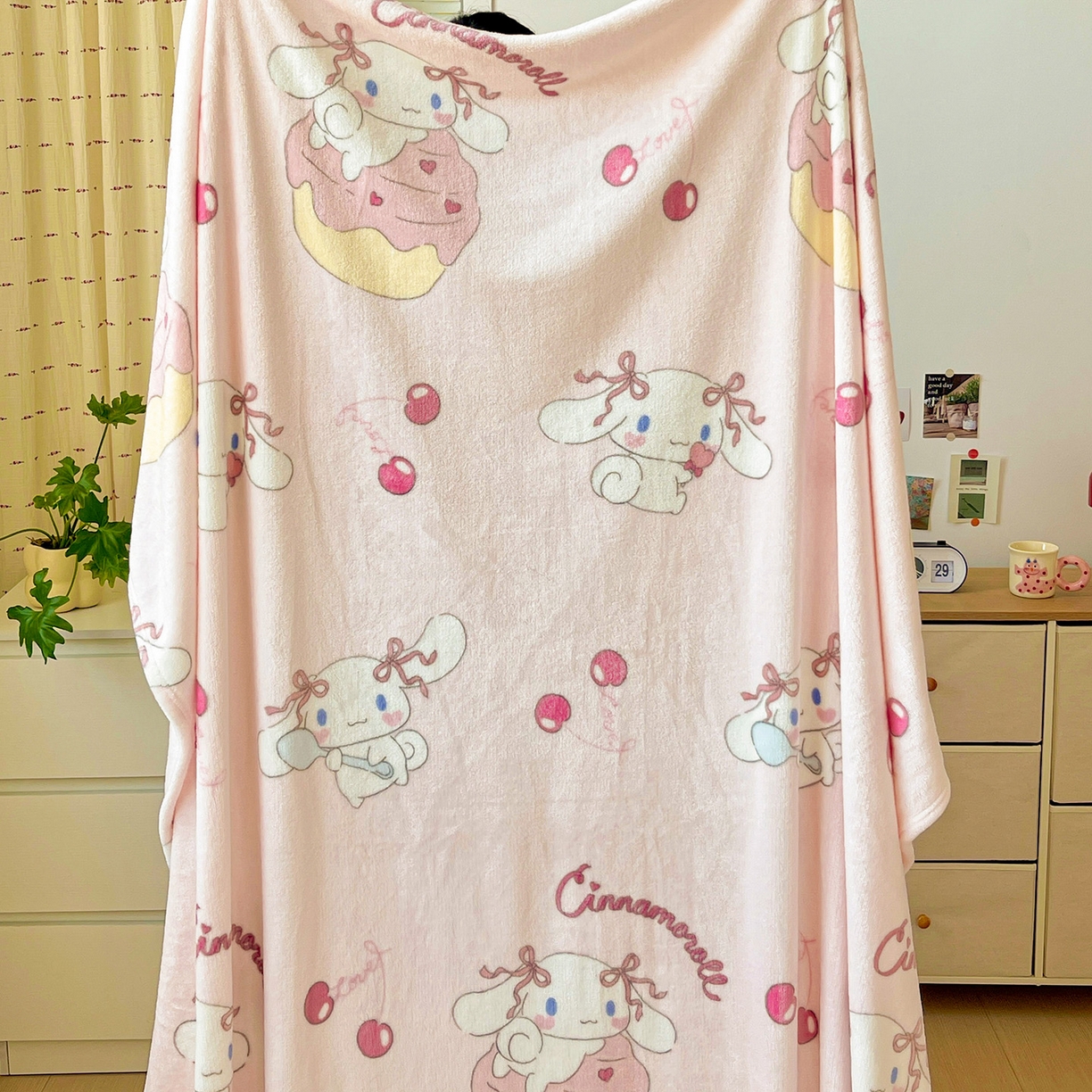 91家纺网 家纺一手货源 找家纺 耀悦家纺2025新款正版授权三丽鸥高克重卡通牛奶绒毛毯多功能毯子盖毯 樱桃蛋糕玉桂狗