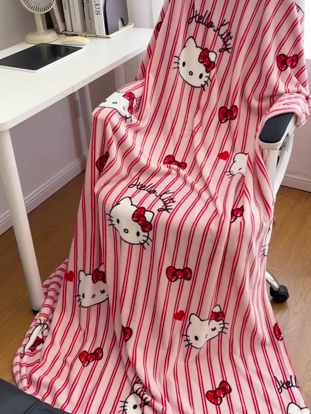 91家纺网 家纺一手货源 找家纺 耀悦家纺2025新款正版授权三丽鸥高克重卡通牛奶绒毛毯多功能毯子盖毯 Hello Kitty红条纹