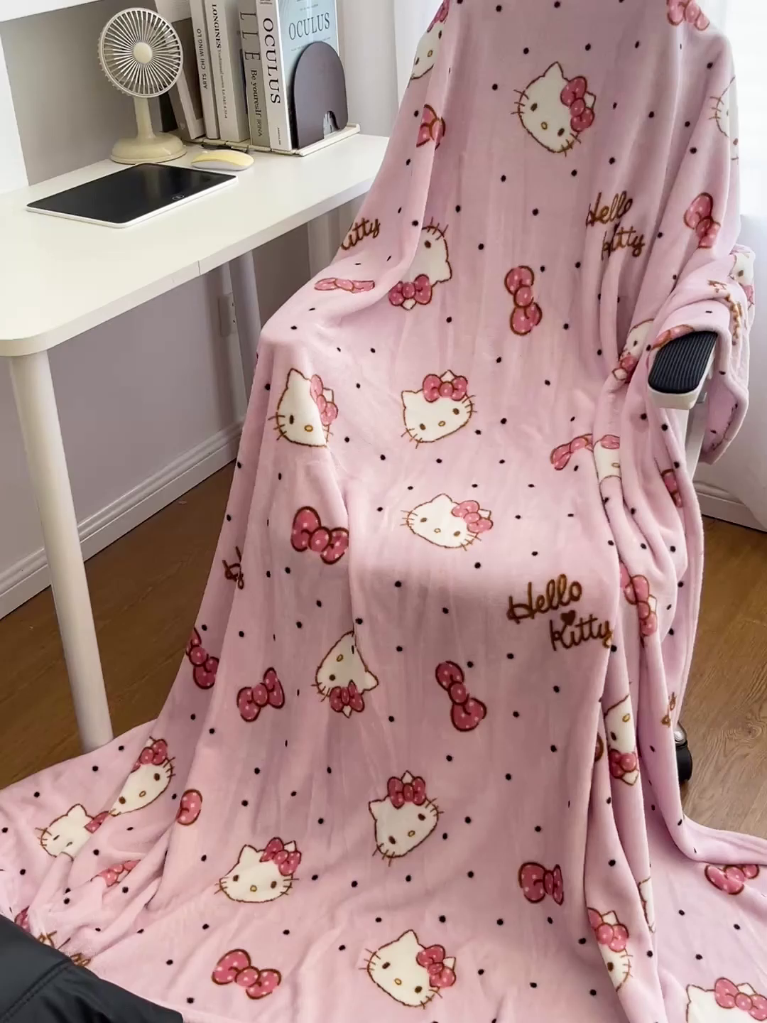 91家纺网 家纺一手货源 找家纺 耀悦家纺2025新款正版授权三丽鸥高克重卡通牛奶绒毛毯多功能毯子盖毯 Hello Kitty蝴蝶结