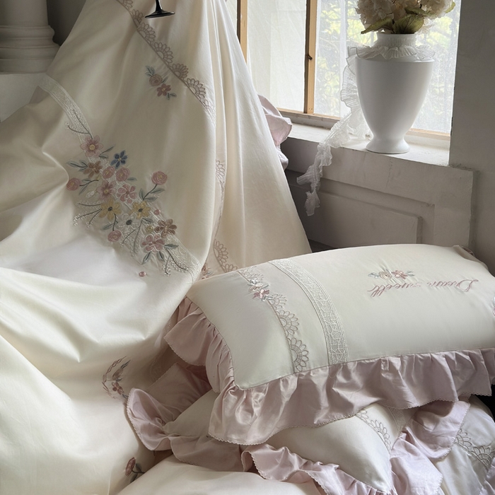 91家纺网 家纺一手货源 找家纺 紫桐 Lila lndus 2025新款50支双股长绒棉纯棉四件套 迷迭花园 奶昔白