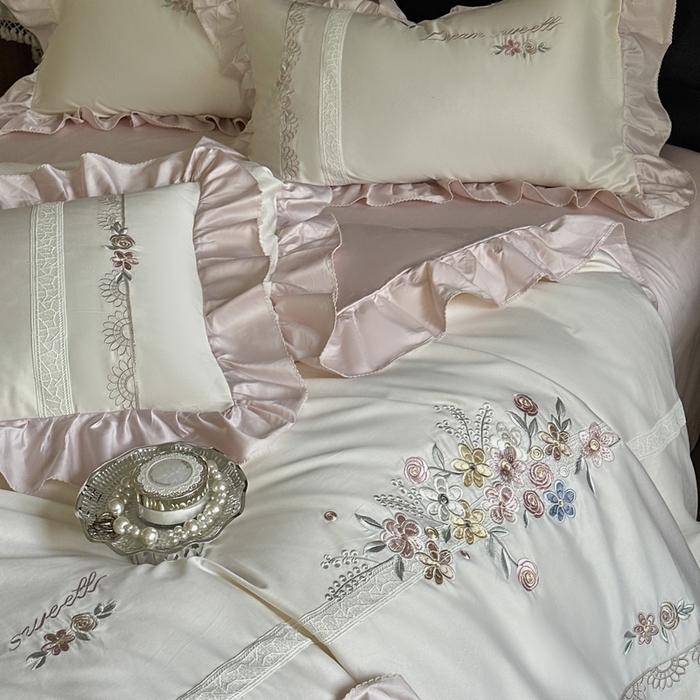 91家纺网 家纺一手货源 找家纺 紫桐 Lila lndus 2025新款50支双股长绒棉纯棉四件套 迷迭花园 奶昔白