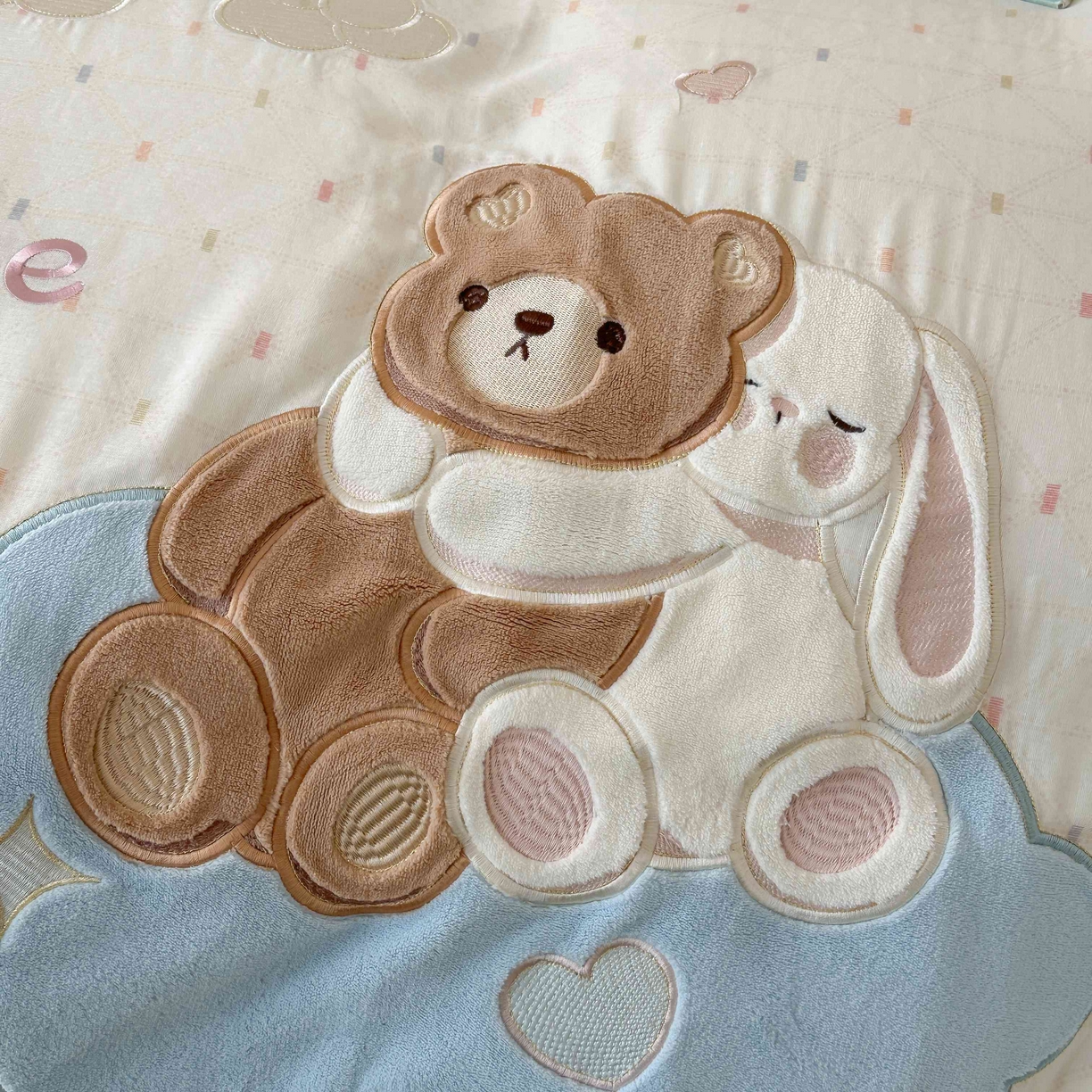 91家纺网 家纺一手货源 找家纺 紫桐 Lila lndus 2025新款双层纱贴布绣四件套 小熊