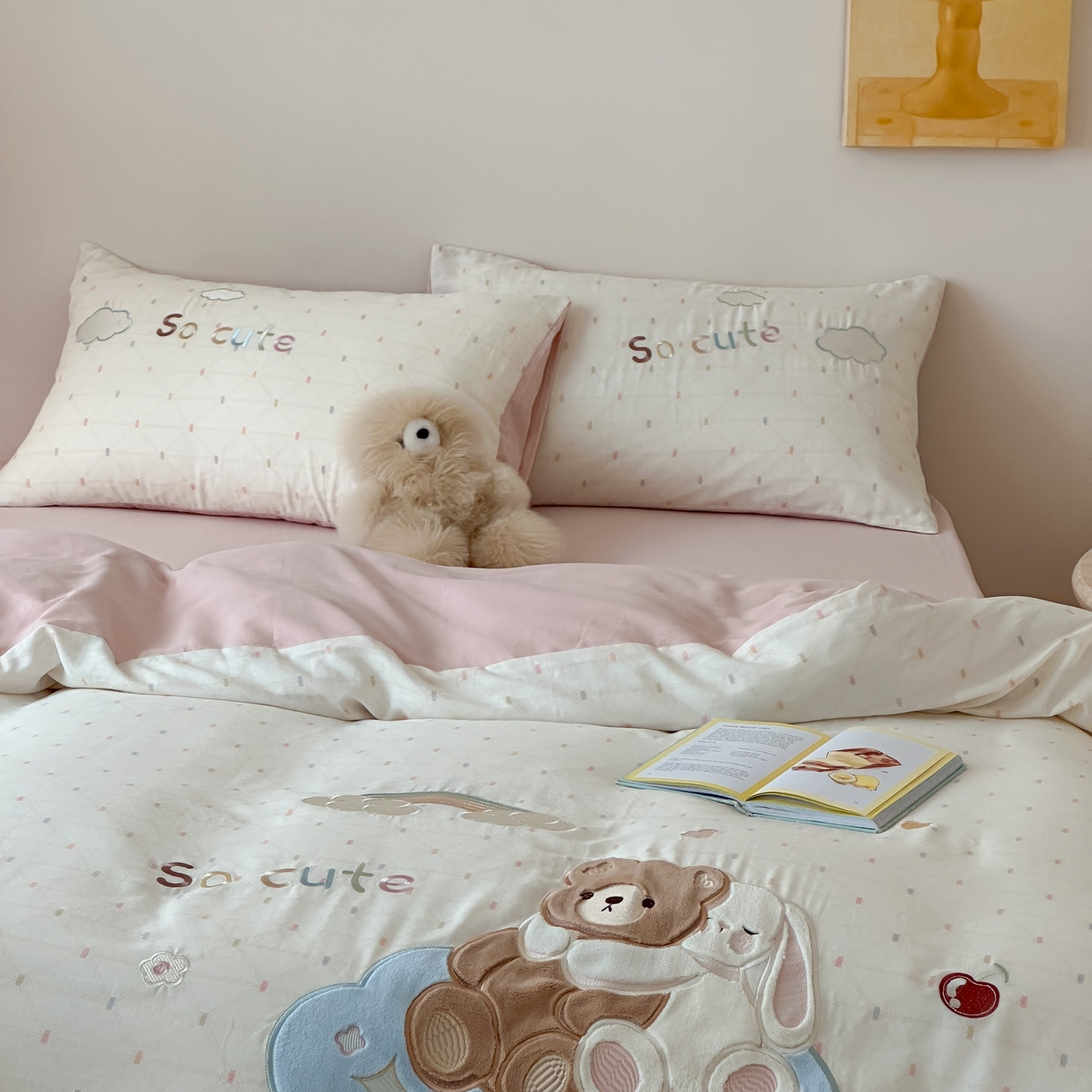 91家纺网 家纺一手货源 找家纺 紫桐 Lila lndus 2025新款双层纱贴布绣四件套 小熊