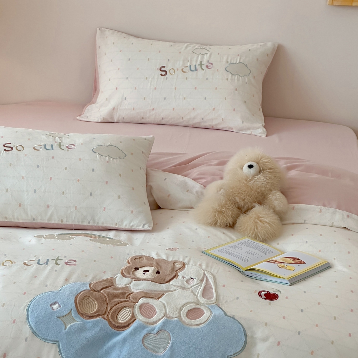 91家纺网 家纺一手货源 找家纺 紫桐 Lila lndus 2025新款双层纱贴布绣四件套 小熊