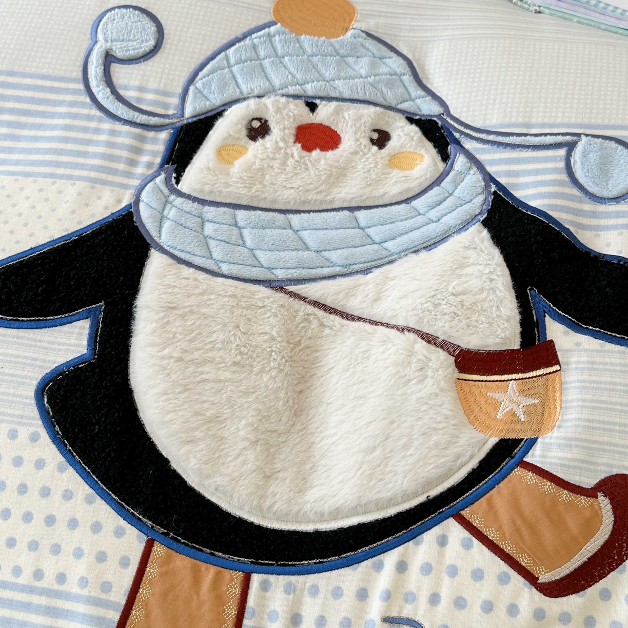 91家纺网 家纺一手货源 找家纺 紫桐 Lila lndus 2025新款双层纱贴布绣四件套 小企鹅