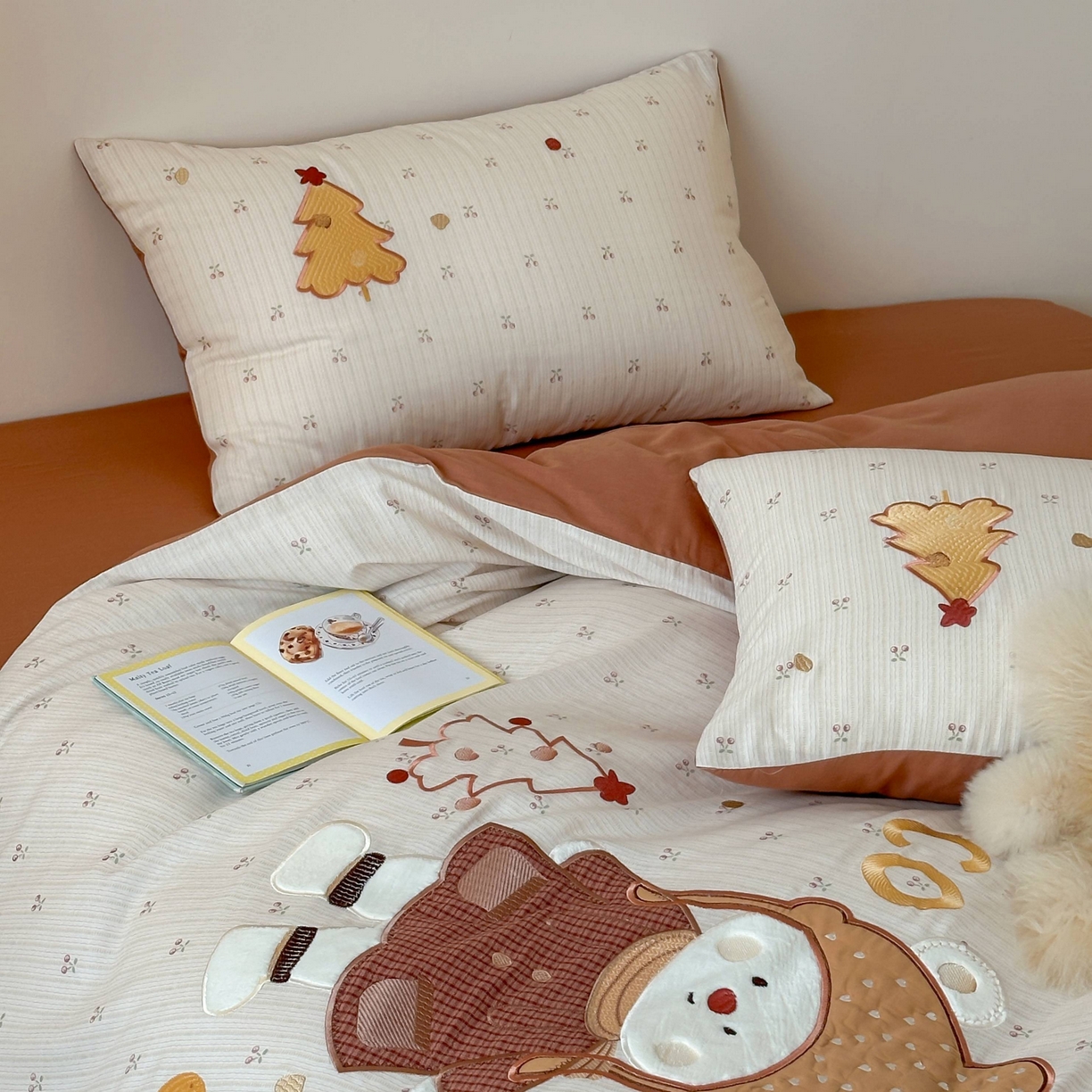 91家纺网 家纺一手货源 找家纺 紫桐 Lila lndus 2025新款双层纱贴布绣四件套 小雪人