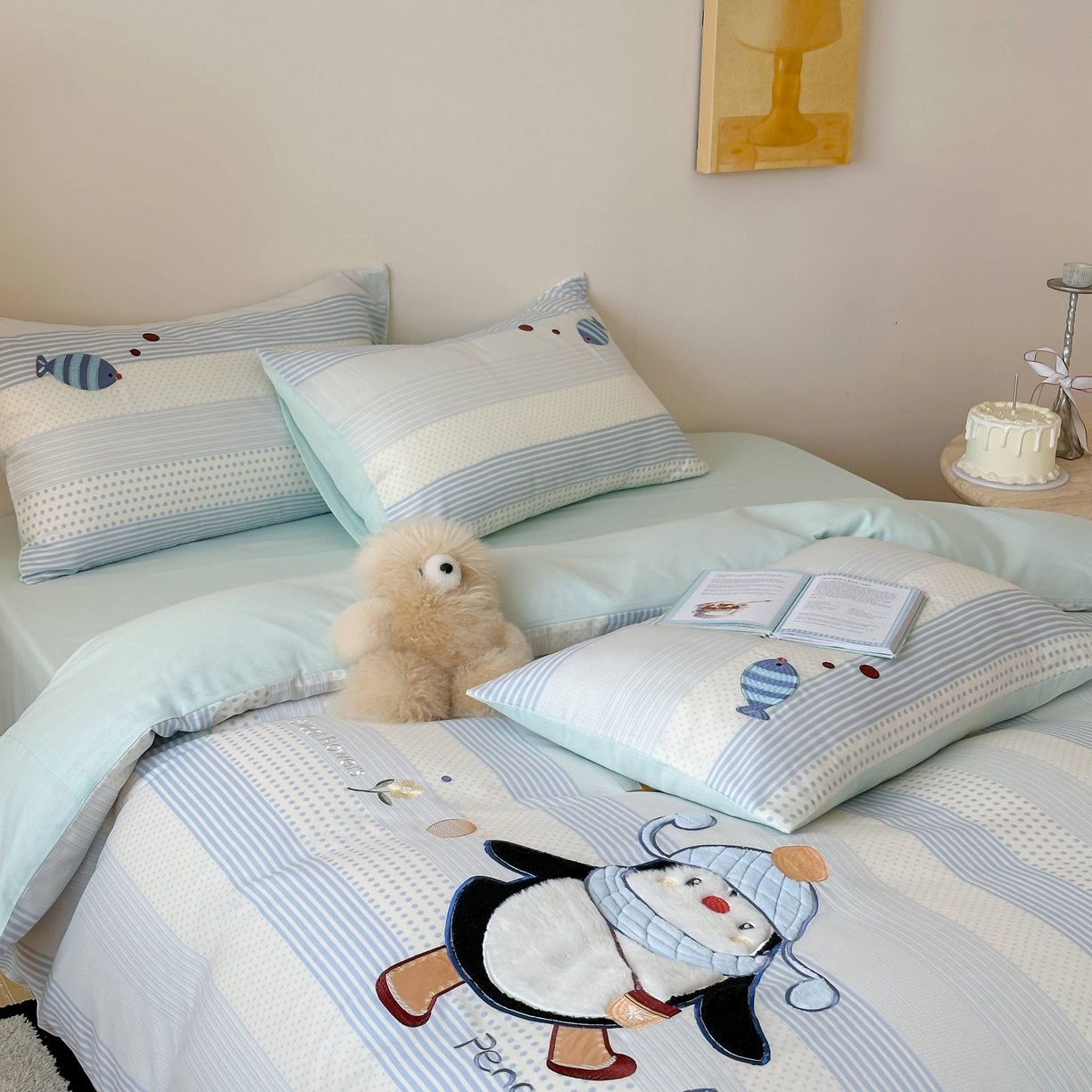 91家纺网 家纺一手货源 找家纺 紫桐 Lila lndus 2025新款双层纱贴布绣四件套 小企鹅