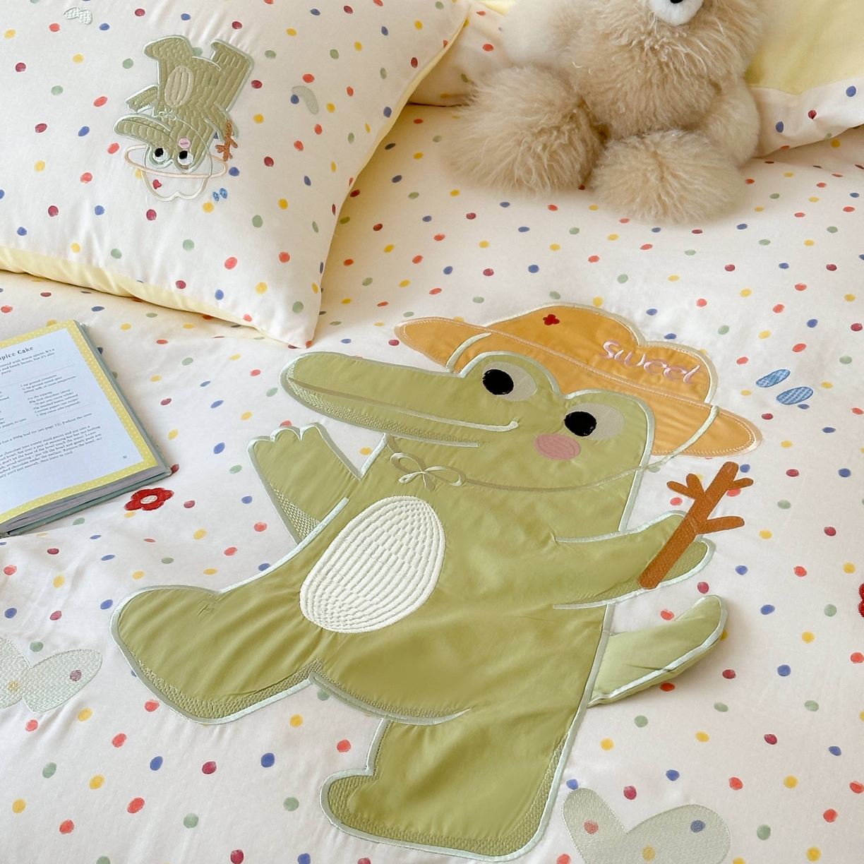 91家纺网 家纺一手货源 找家纺 紫桐 Lila lndus 2025新款双层纱贴布绣四件套 小鳄鱼