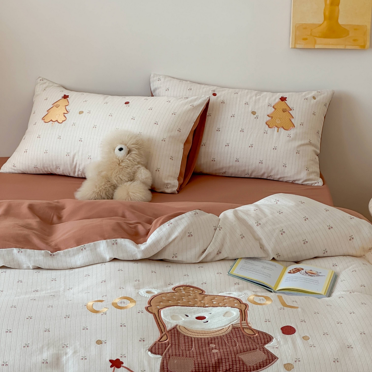 91家纺网 家纺一手货源 找家纺 紫桐 Lila lndus 2025新款双层纱贴布绣四件套 小雪人