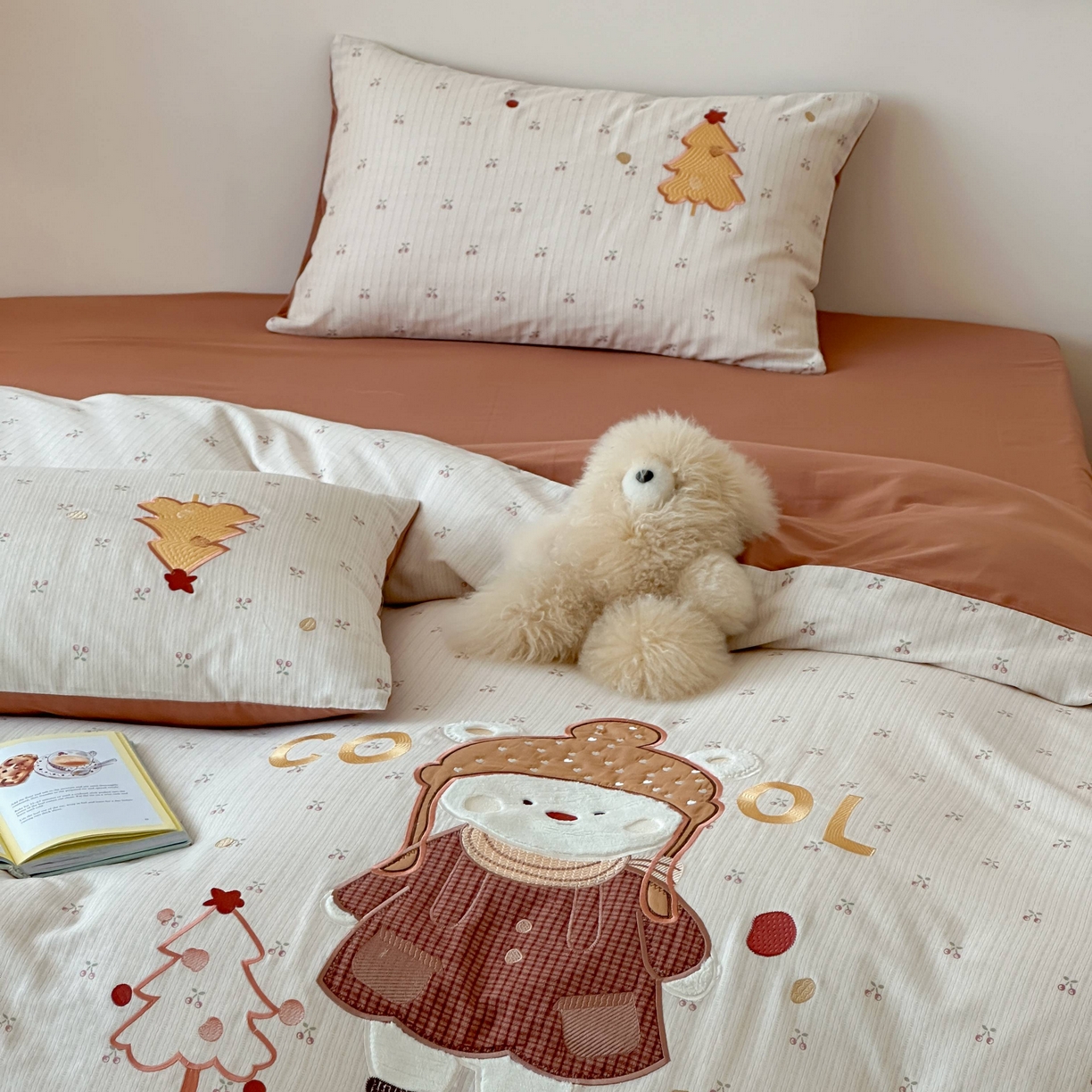 91家纺网 家纺一手货源 找家纺 紫桐 Lila lndus 2025新款双层纱贴布绣四件套 小雪人