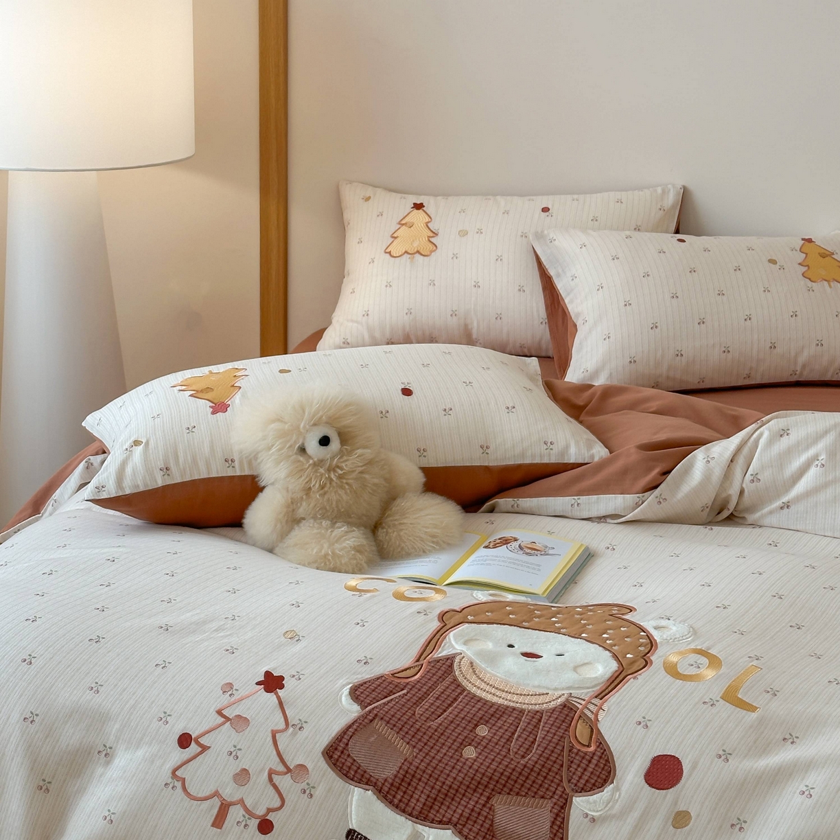 91家纺网 家纺一手货源 找家纺 紫桐 Lila lndus 2025新款双层纱贴布绣四件套 小雪人