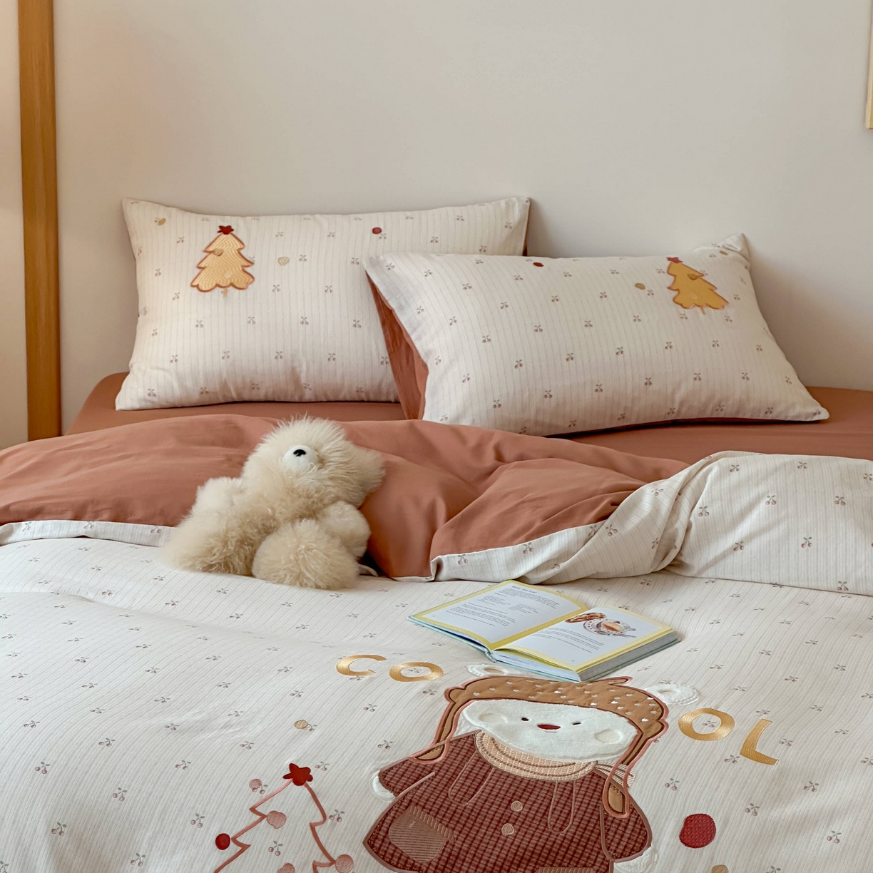 91家纺网 家纺一手货源 找家纺 紫桐 Lila lndus 2025新款双层纱贴布绣四件套 小雪人