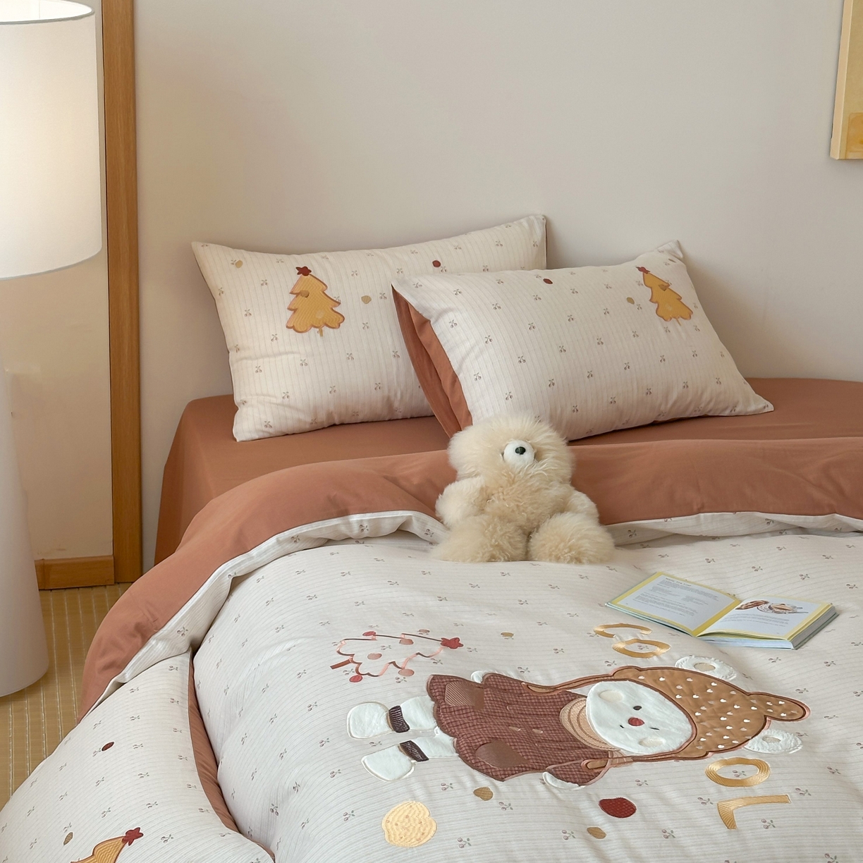 91家纺网 家纺一手货源 找家纺 紫桐 Lila lndus 2025新款双层纱贴布绣四件套 小雪人