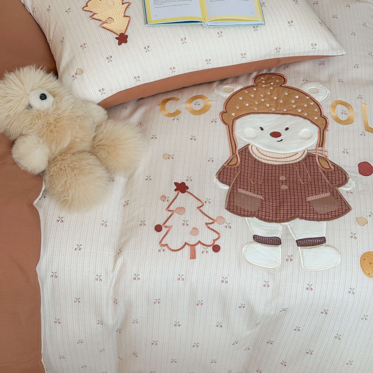 91家纺网 家纺一手货源 找家纺 紫桐 Lila lndus 2025新款双层纱贴布绣四件套 小雪人