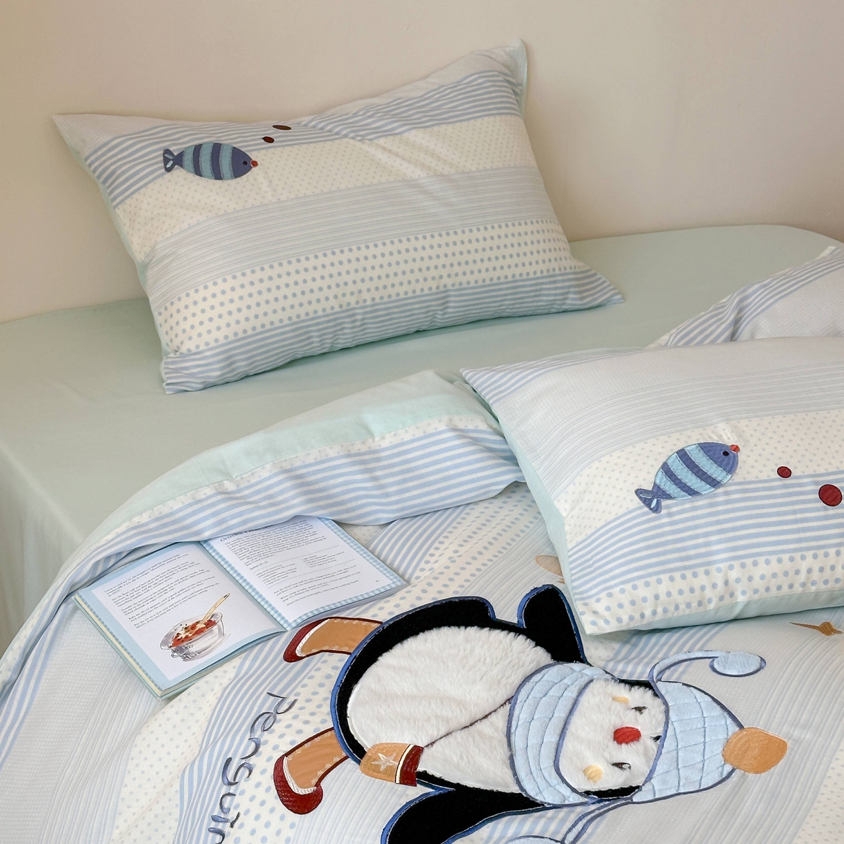 91家纺网 家纺一手货源 找家纺 紫桐 Lila lndus 2025新款双层纱贴布绣四件套 小企鹅