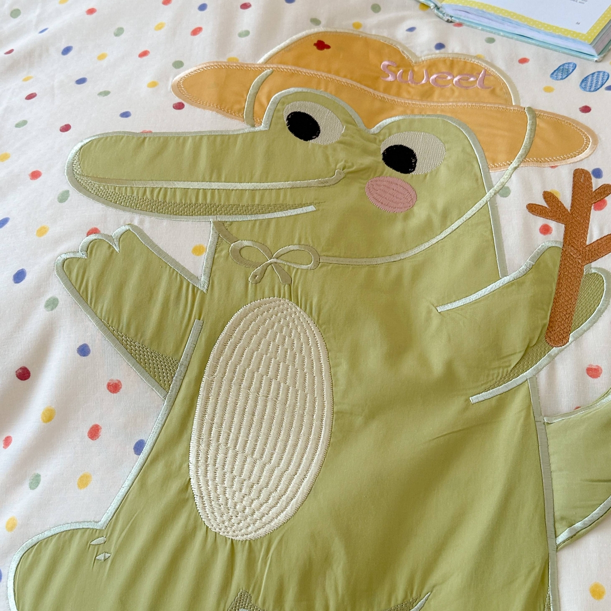 91家纺网 家纺一手货源 找家纺 紫桐 Lila lndus 2025新款双层纱贴布绣四件套 小鳄鱼