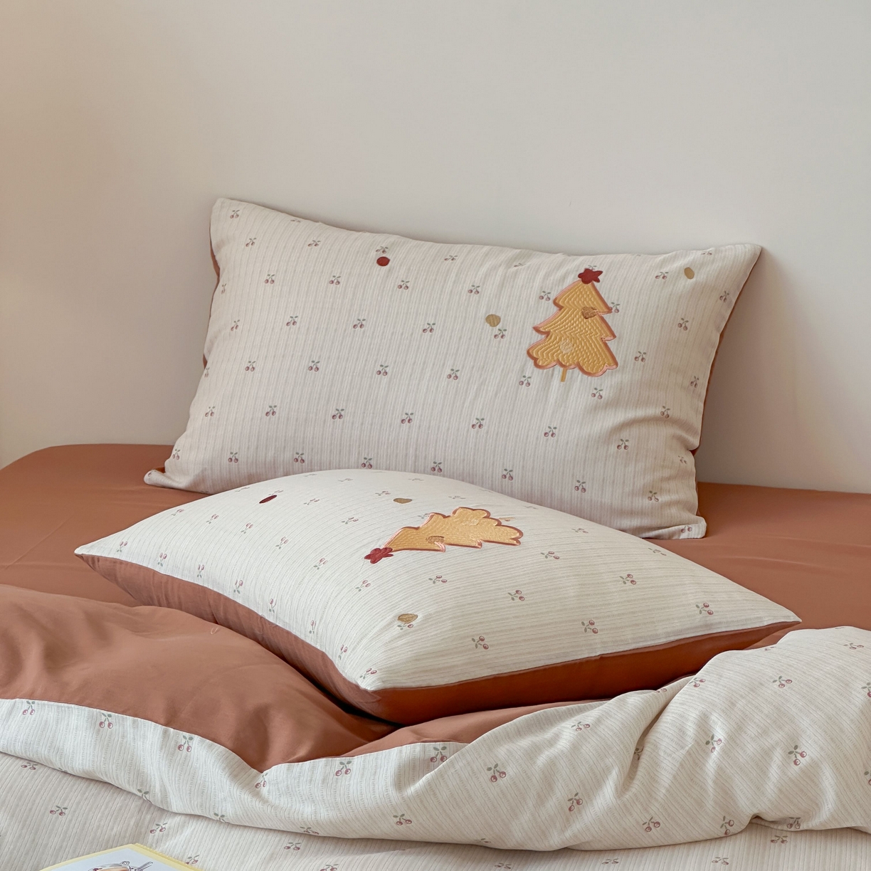 91家纺网 家纺一手货源 找家纺 紫桐 Lila lndus 2025新款双层纱贴布绣四件套 小雪人