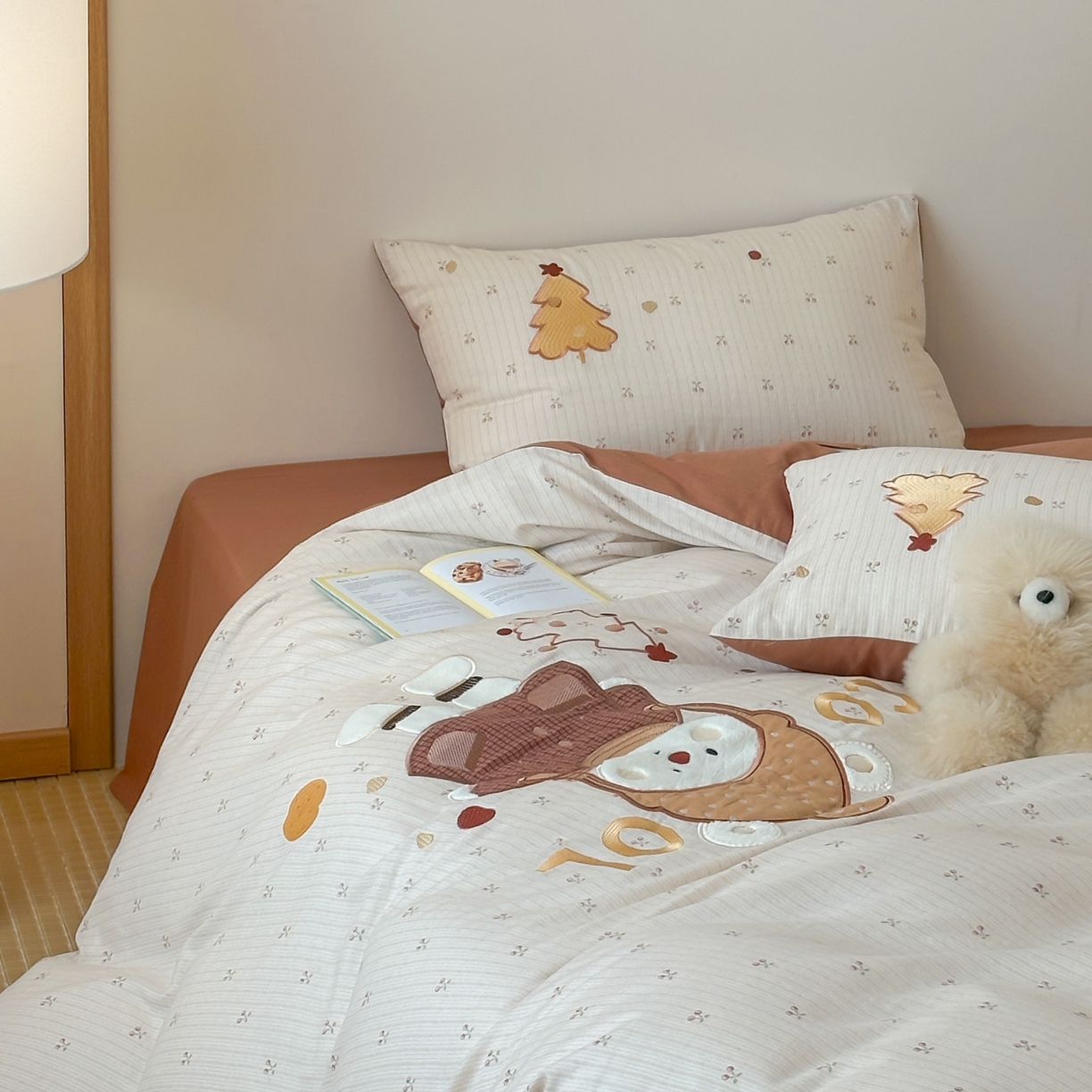 91家纺网 家纺一手货源 找家纺 紫桐 Lila lndus 2025新款双层纱贴布绣四件套 小雪人