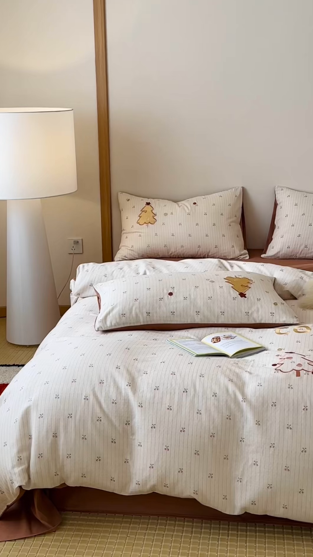 91家纺网 家纺一手货源 找家纺 紫桐 Lila lndus 2025新款双层纱贴布绣四件套 小雪人