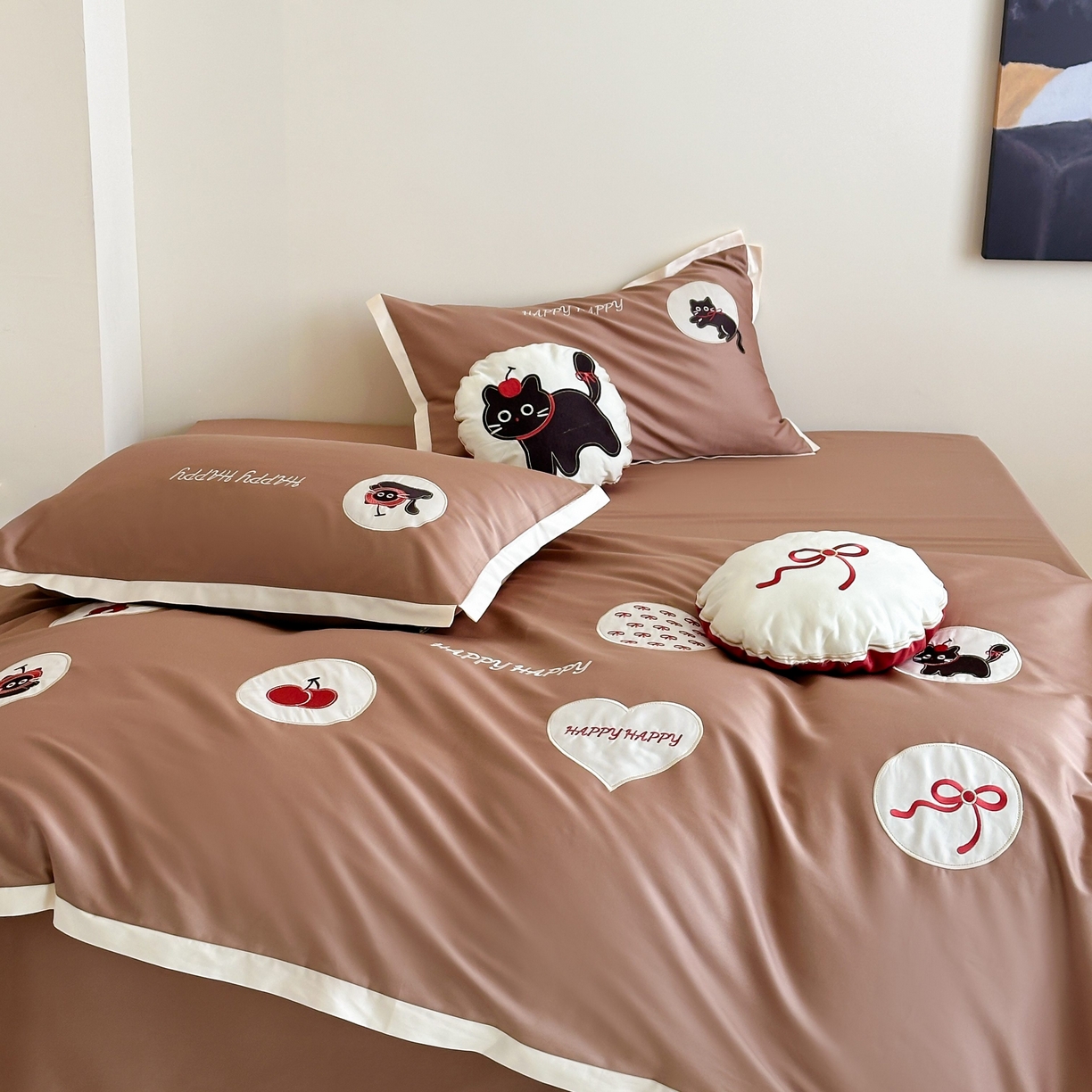 91家纺网 家纺一手货源 找家纺 紫桐 Lila lndus 2025新款50支双股长绒棉纯棉四件套 假日猫咪-咖