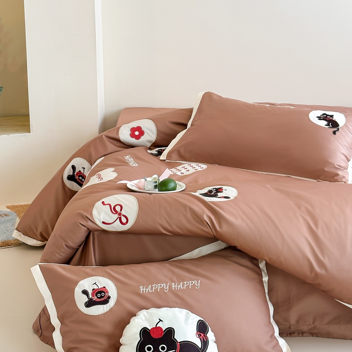 91家纺网 家纺一手货源 找家纺 紫桐 Lila lndus 2025新款50支双股长绒棉纯棉四件套 假日猫咪-咖