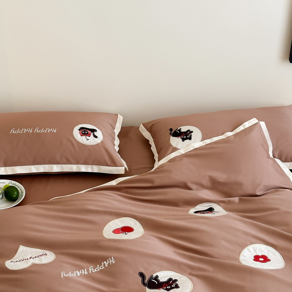 91家纺网 家纺一手货源 找家纺 紫桐 Lila lndus 2025新款50支双股长绒棉纯棉四件套 假日猫咪-咖