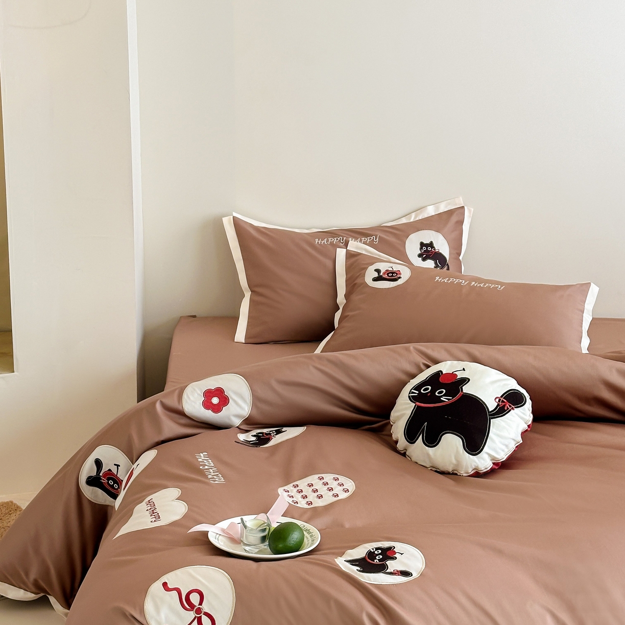 91家纺网 家纺一手货源 找家纺 紫桐 Lila lndus 2025新款50支双股长绒棉纯棉四件套 假日猫咪-咖