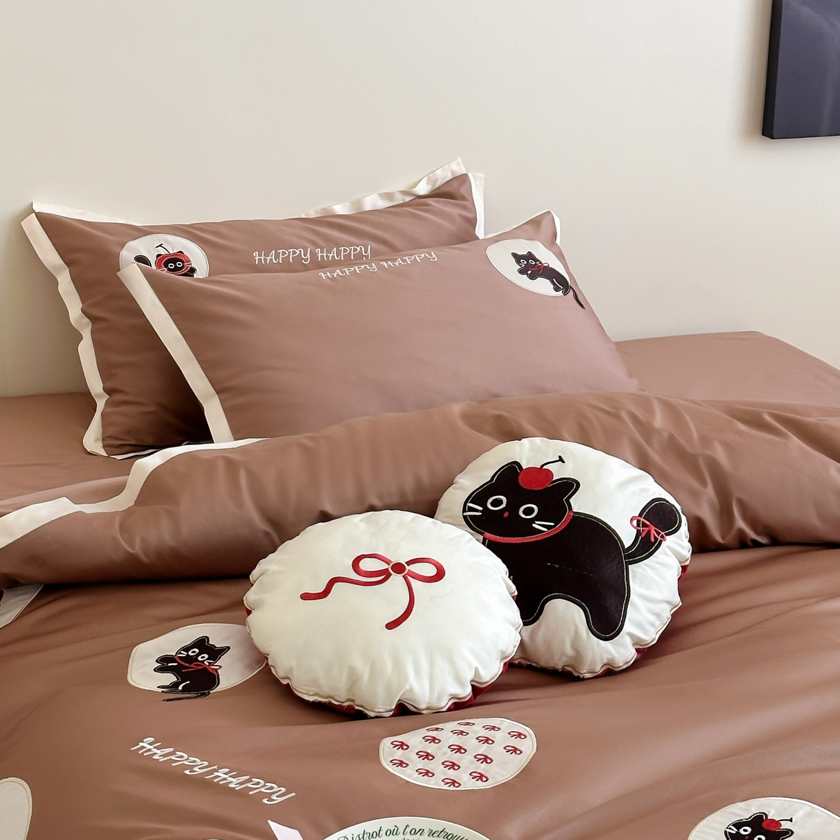 91家纺网 家纺一手货源 找家纺 紫桐 Lila lndus 2025新款50支双股长绒棉纯棉四件套 假日猫咪-咖