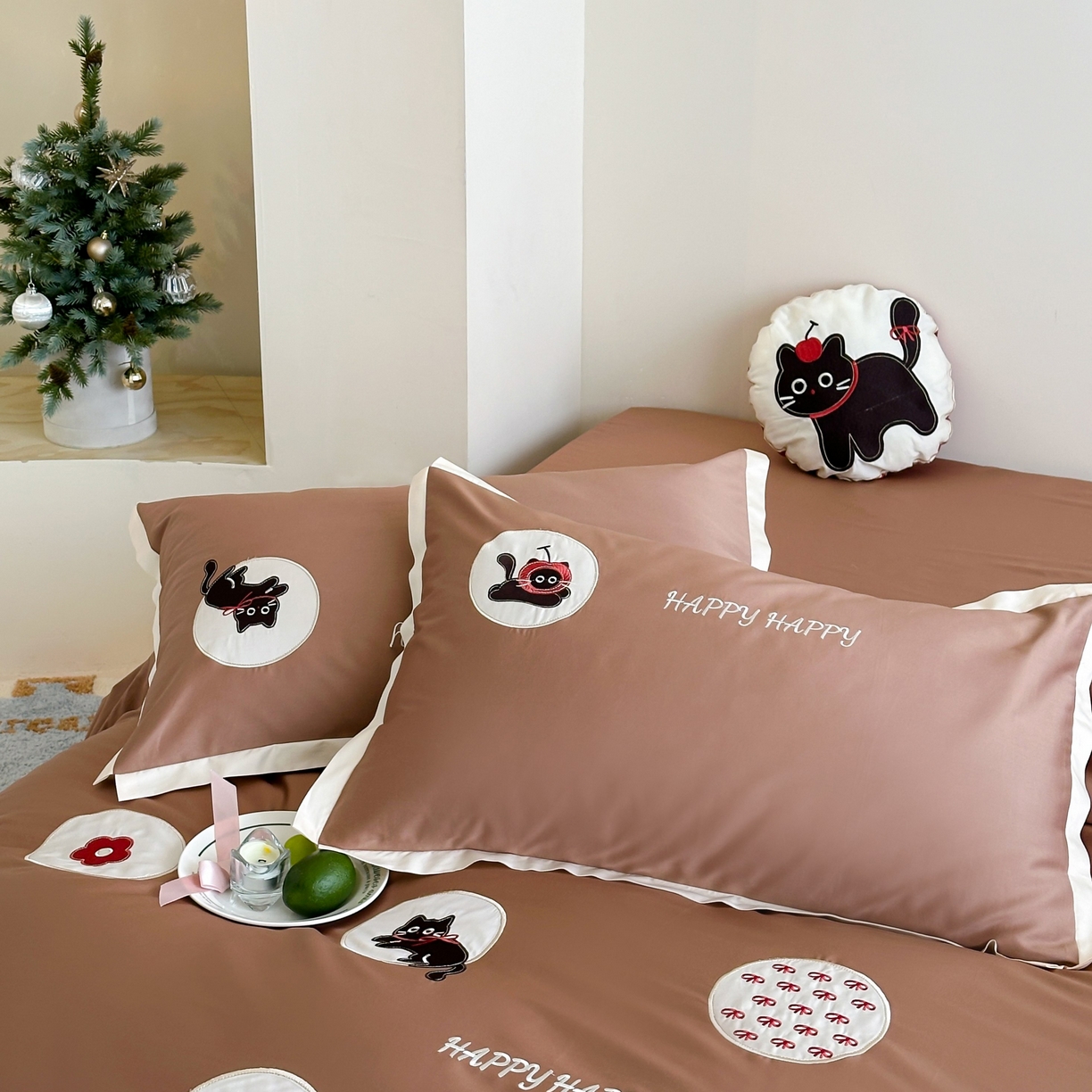 91家纺网 家纺一手货源 找家纺 紫桐 Lila lndus 2025新款50支双股长绒棉纯棉四件套 假日猫咪-咖