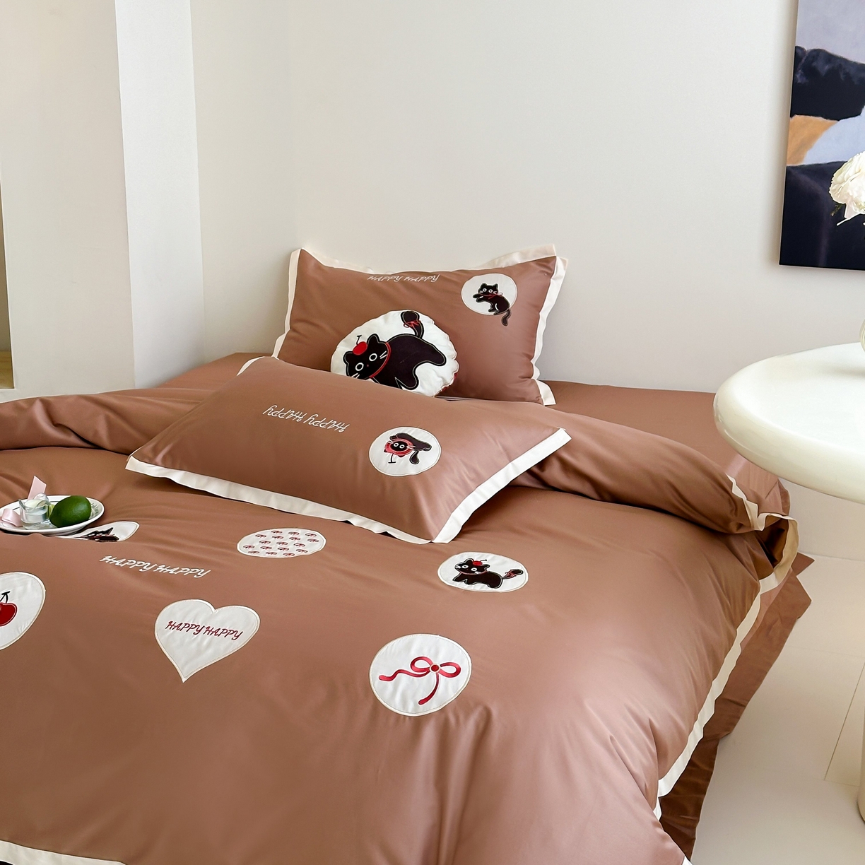 91家纺网 家纺一手货源 找家纺 紫桐 Lila lndus 2025新款50支双股长绒棉纯棉四件套 假日猫咪-咖