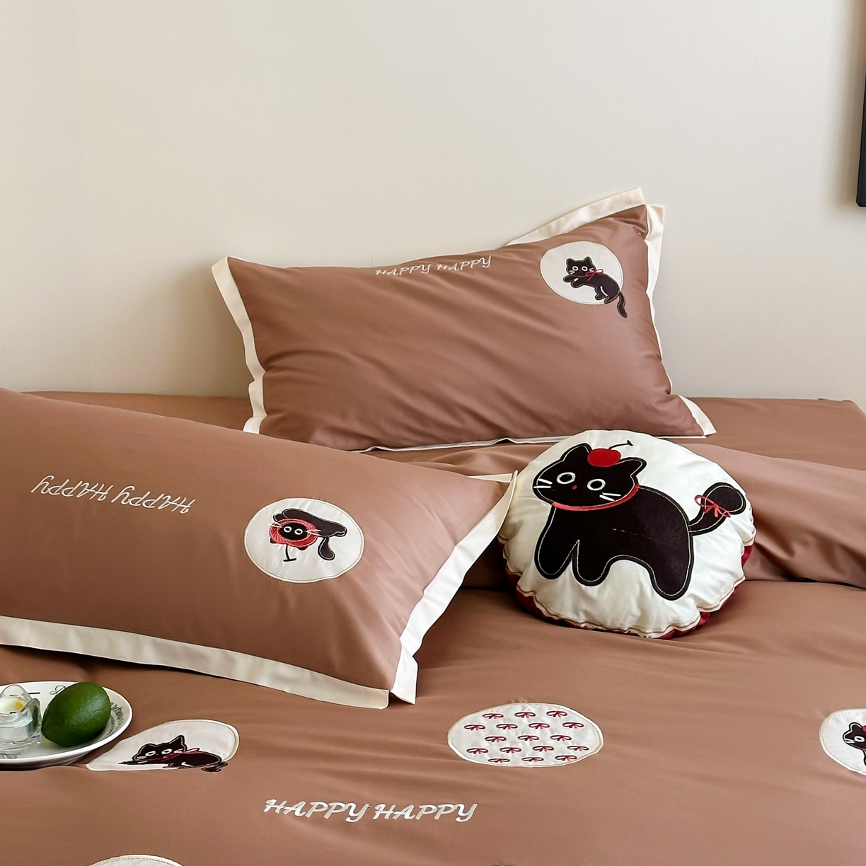 91家纺网 家纺一手货源 找家纺 紫桐 Lila lndus 2025新款50支双股长绒棉纯棉四件套 假日猫咪-咖