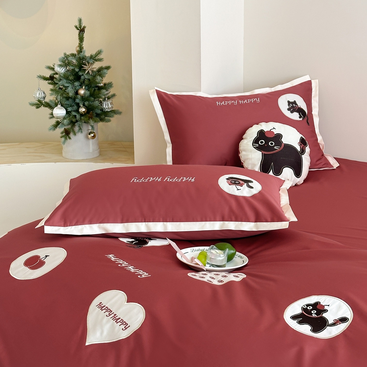 91家纺网 家纺一手货源 找家纺 紫桐 Lila lndus 2025新款50支双股长绒棉纯棉四件套 假日猫咪-红