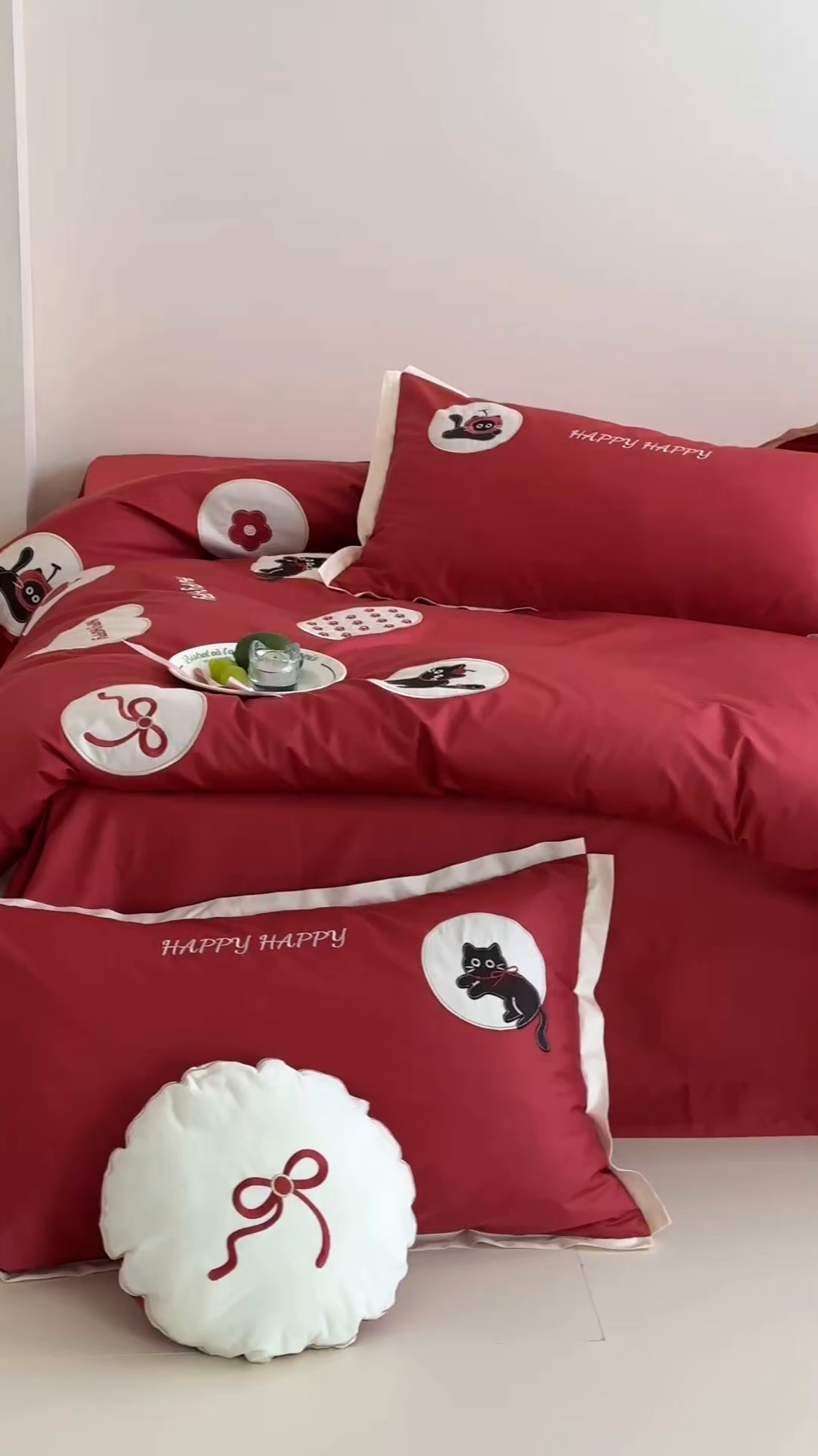 91家纺网 家纺一手货源 找家纺 紫桐 Lila lndus 2025新款50支双股长绒棉纯棉四件套 假日猫咪-红