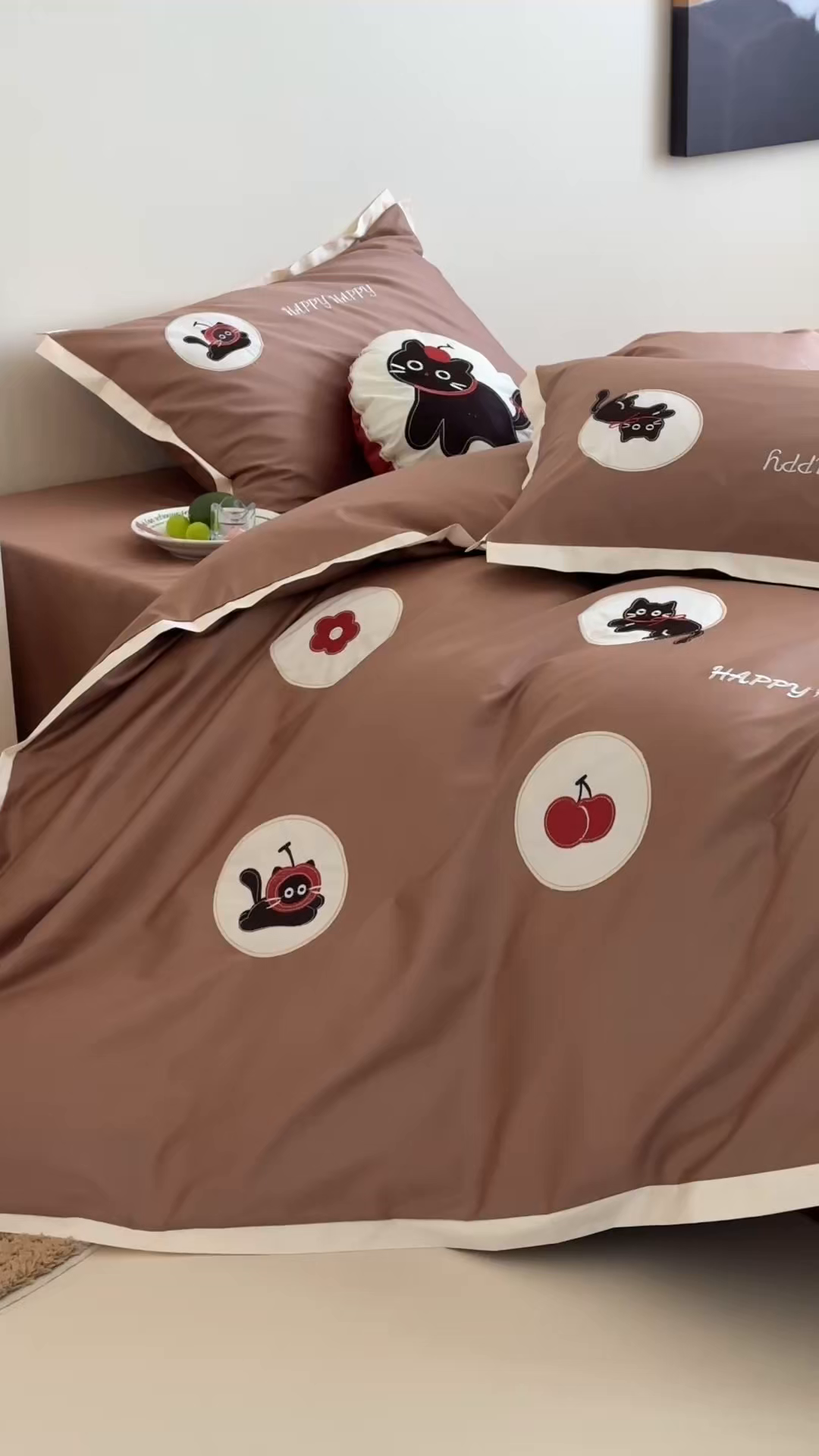 91家纺网 家纺一手货源 找家纺 紫桐 Lila lndus 2025新款50支双股长绒棉纯棉四件套 假日猫咪-咖