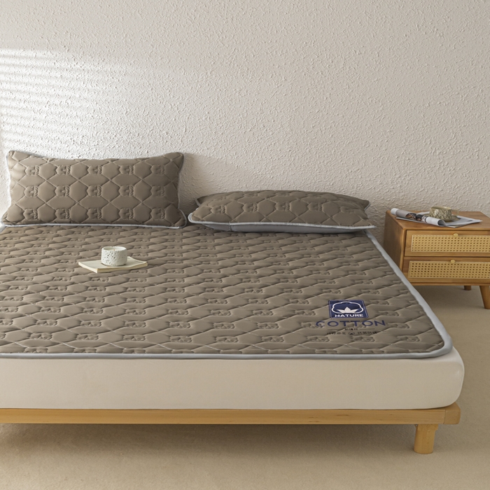 91家纺网 家纺一手货源 找家纺 老帅的工厂店2025新款A类水洗棉珩绣棉花床褥 咖色