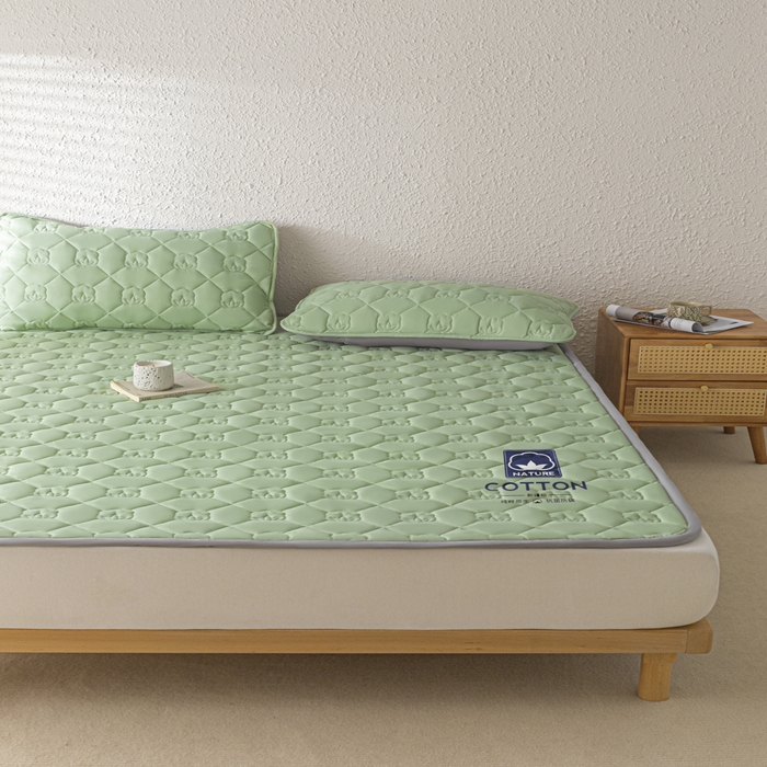 91家纺网 家纺一手货源 找家纺 老帅的工厂店2025新款A类水洗棉珩绣棉花床褥 清新绿