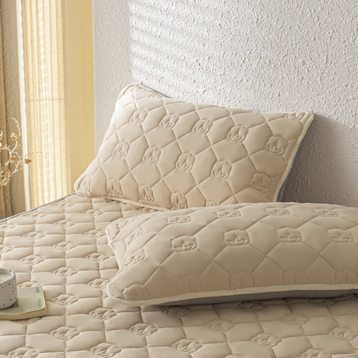 91家纺网 家纺一手货源 找家纺 老帅的工厂店2025新款A类水洗棉珩绣棉花床褥 杏色